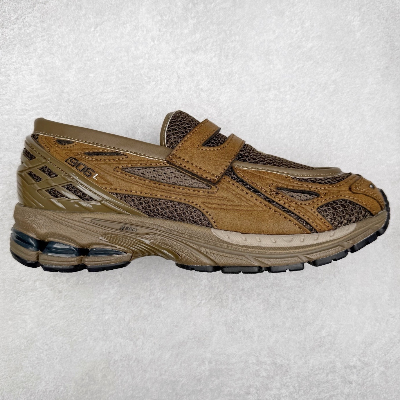 JUNYA WATANABE x New Balance NB 1906R 新百伦联名款舒适百搭防滑低帮生活休闲鞋乐福鞋 Junya Watanabe 和 New Balance 再次联手，推出了全新的合作款——1906 Loafer。这款跨越运动鞋与皮鞋界限的设计。设计将 New Balance 1906R 的技术与经典皮革便鞋的风格完美融合。厚实的鞋底与精致的漆皮鞋面，不仅保留了运动鞋的舒适感，还能轻松驾驭休闲与正式造型。一位国外鞋友对此鞋的评价颇具趣味：“这是开完重要会议后，立马开始 5K 长跑的理想鞋款。”-选品中心