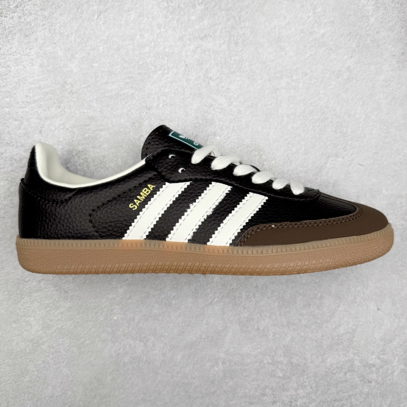 AD Original Samba OG 复古经典轻便板鞋 JR0891 口碑大厂出品 品控大底版型不断改良更新 全套原纸板楦头开发 确保原汁原味 完美呈现桑巴版型 一比一鞋头弧度高度鞋身弧度 此版本只针对中端市场 皮料材质有所更替 其他数据细节工艺流程均保持一致 绝不口嗨 细节品控鞋型随意对比 正确烫金高频细节 原装纳米超迁皮料 独家私模橡胶大底 原盒原配 这款桑巴鞋展示了高质量的工艺 带有装饰的超锁缝制和无缝的手感 柔软、柔软的皮革造型和标志性的3条纹完成了精致的外观 正规合身鞋带 鞋面上有绒面鞋垫 橡胶鞋底 享受正畸套筒软感 自50年代首次亮相以来就一直在赢得粉丝的青睐 尺码：35.5 36 36.5 37.5 38 38.5 39 40 40.5 41 42 42.5 43 44 44.5 45-选品中心
