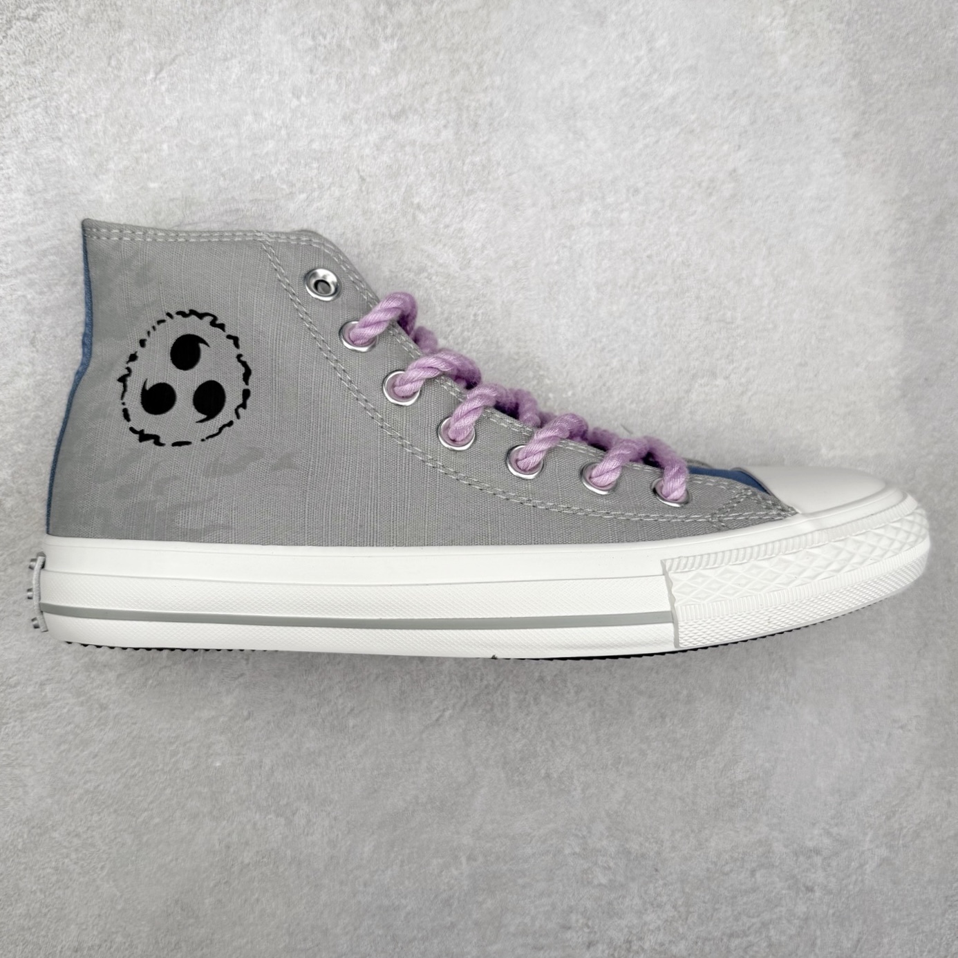 火影忍者 x Converse Chuck Taylor All Star 橙色 匡威联名 舒适休闲高帮帆布鞋 「鸣人」配色采用标志性的橙色，鞋身印有其腹部的八卦封印图案，黑色鞋舌配黄色内衬，还原经典服装，后跟金属木叶村徽，暗藏忍者星浮雕。 每款联名均将传统All Star徽标替换为3D金属手里剑徽章，后跟护条则设计成各角色护额造型。 货号：A14836C 尺码：35 36 36.5 37 37.5 38 39 39.5 40 41 41.5 42 42.5 43 44-选品中心