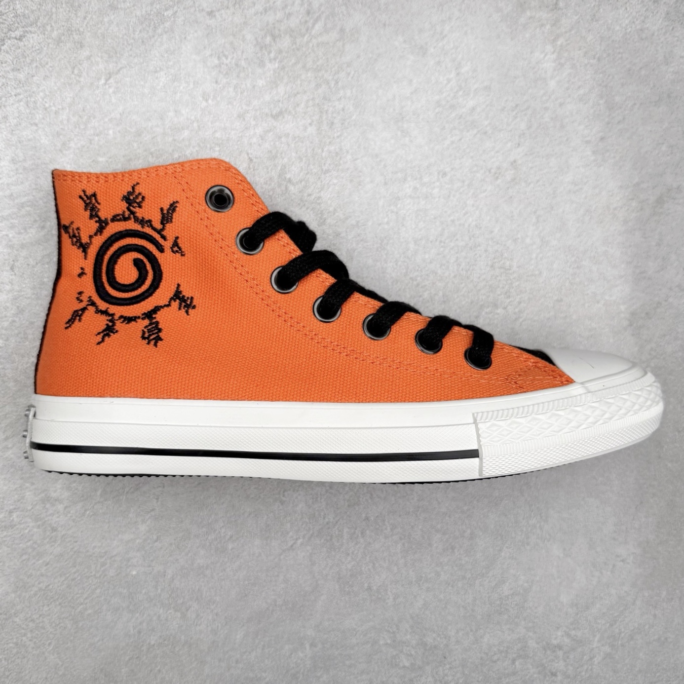 火影忍者 x Converse Chuck Taylor All Star 橙色 匡威联名 舒适休闲高帮帆布鞋 「鸣人」配色采用标志性的橙色，鞋身印有其腹部的八卦封印图案，黑色鞋舌配黄色内衬，还原经典服装，后跟金属木叶村徽，暗藏忍者星浮雕。 每款联名均将传统All Star徽标替换为3D金属手里剑徽章，后跟护条则设计成各角色护额造型。 货号：A14836C 尺码：35 36 36.5 37 37.5 38 39 39.5 40 41 41.5 42 42.5 43 44-选品中心