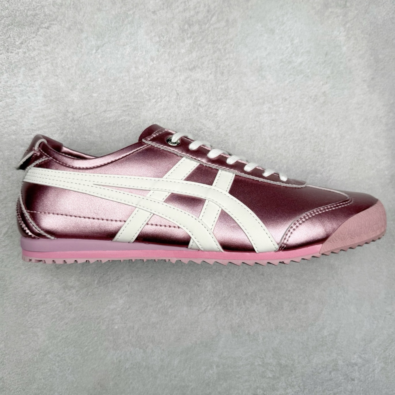 ＃C版 Asics Onitsuka Tiger MEXICO 66 亚瑟士鬼冢虎复古经典板鞋 市场王者选手 海外订单工厂出品 长期生产补货永不断码 超成熟稳定的做工品控 原装全套纸板楦头开发 原汁原味 完美呈现版型 私模正确鞋底咬花纹路 一比一鞋头弧度高度鞋身弧度 绝不口嗨 细节品控鞋型随意秒杀市面 原档咬花纹路私模大底 一个单元有六个三角形 总体形拼接呈现花瓣状 官方四联吊牌 原装Ortholite轻量化鞋垫 原盒原配 质保卡 说明书 钢印防尘纸 纸板中底带钢印 乳胶组合鞋垫 支持全方位的对比专柜 产品从款式颜色造型上体现出追求舒适和细节的完美 鞋类更是推崇手工制作的严谨与完美 融舒适性与可穿性的设计风格 注重细节的完美和别致魅力 既保持稳重 又不失轻松的时尚感 尺码：36 37 37.5 38 39 39.5 40 40.5 41.5 42 42.5 43.5 44 45-选品中心