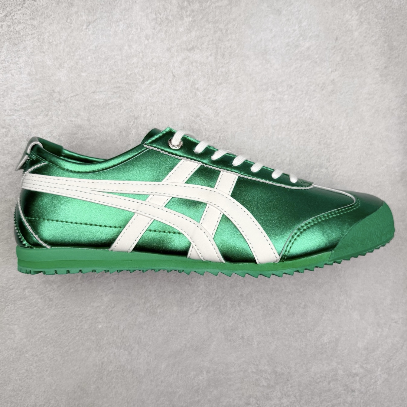 图片[2]-＃C版 Asics Onitsuka Tiger MEXICO 66 亚瑟士鬼冢虎复古经典板鞋 市场王者选手 海外订单工厂出品 长期生产补货永不断码 超成熟稳定的做工品控 原装全套纸板楦头开发 原汁原味 完美呈现版型 私模正确鞋底咬花纹路 一比一鞋头弧度高度鞋身弧度 绝不口嗨 细节品控鞋型随意秒杀市面 原档咬花纹路私模大底 一个单元有六个三角形 总体形拼接呈现花瓣状 官方四联吊牌 原装Ortholite轻量化鞋垫 原盒原配 质保卡 说明书 钢印防尘纸 纸板中底带钢印 乳胶组合鞋垫 支持全方位的对比专柜 产品从款式颜色造型上体现出追求舒适和细节的完美 鞋类更是推崇手工制作的严谨与完美 融舒适性与可穿性的设计风格 注重细节的完美和别致魅力 既保持稳重 又不失轻松的时尚感 尺码：36 37 37.5 38 39 39.5 40 40.5 41.5 42 42.5 43.5 44 45-选品中心