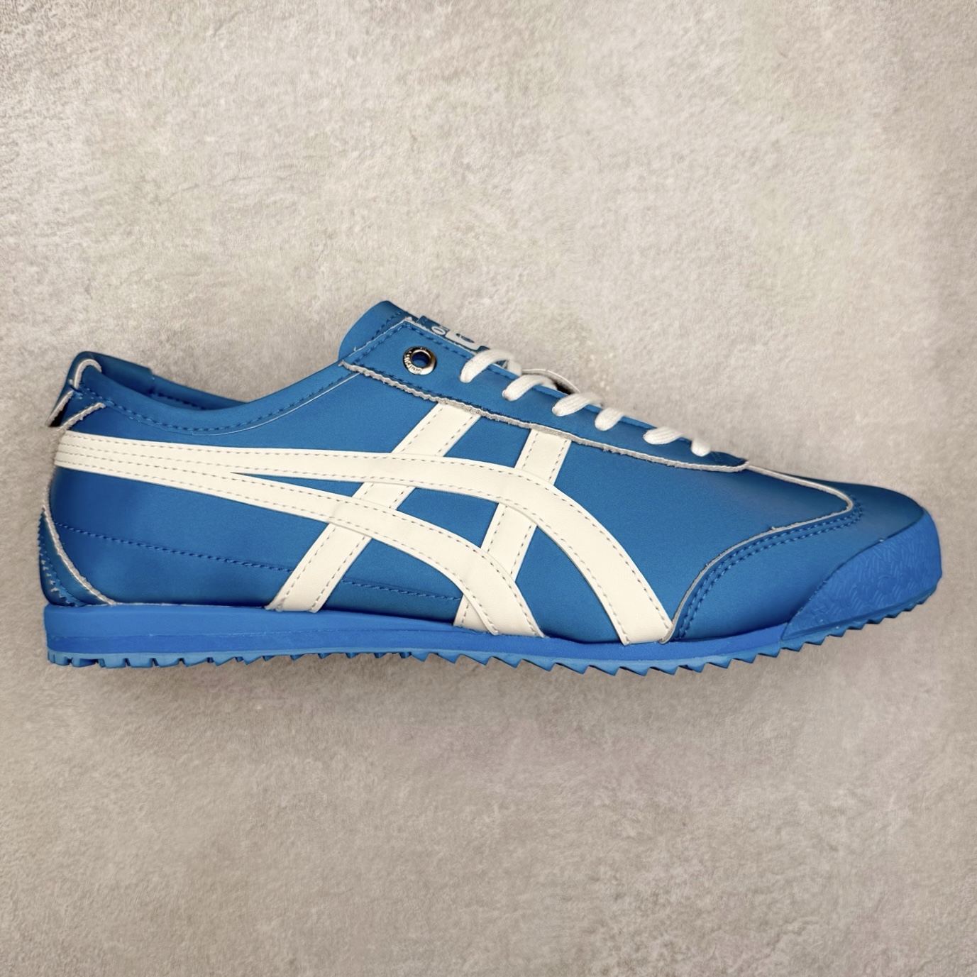 图片[3]-＃C版 Asics Onitsuka Tiger MEXICO 66 亚瑟士鬼冢虎复古经典板鞋 市场王者选手 海外订单工厂出品 长期生产补货永不断码 超成熟稳定的做工品控 原装全套纸板楦头开发 原汁原味 完美呈现版型 私模正确鞋底咬花纹路 一比一鞋头弧度高度鞋身弧度 绝不口嗨 细节品控鞋型随意秒杀市面 原档咬花纹路私模大底 一个单元有六个三角形 总体形拼接呈现花瓣状 官方四联吊牌 原装Ortholite轻量化鞋垫 原盒原配 质保卡 说明书 钢印防尘纸 纸板中底带钢印 乳胶组合鞋垫 支持全方位的对比专柜 产品从款式颜色造型上体现出追求舒适和细节的完美 鞋类更是推崇手工制作的严谨与完美 融舒适性与可穿性的设计风格 注重细节的完美和别致魅力 既保持稳重 又不失轻松的时尚感 尺码：36 37 37.5 38 39 39.5 40 40.5 41.5 42 42.5 43.5 44 45-选品中心