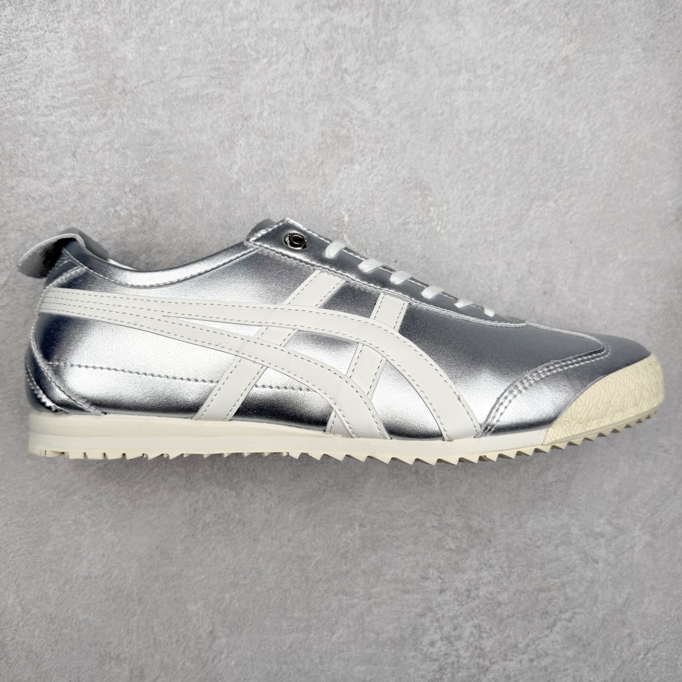 ＃C版 Asics Onitsuka Tiger MEXICO 66 亚瑟士鬼冢虎复古经典板鞋 市场王者选手 海外订单工厂出品 长期生产补货永不断码 超成熟稳定的做工品控 原装全套纸板楦头开发 原汁原味 完美呈现版型 私模正确鞋底咬花纹路 一比一鞋头弧度高度鞋身弧度 绝不口嗨 细节品控鞋型随意秒杀市面 原档咬花纹路私模大底 一个单元有六个三角形 总体形拼接呈现花瓣状 官方四联吊牌 原装Ortholite轻量化鞋垫 原盒原配 质保卡 说明书 钢印防尘纸 纸板中底带钢印 乳胶组合鞋垫 支持全方位的对比专柜 产品从款式颜色造型上体现出追求舒适和细节的完美 鞋类更是推崇手工制作的严谨与完美 融舒适性与可穿性的设计风格 注重细节的完美和别致魅力 既保持稳重 又不失轻松的时尚感 尺码：36 37 37.5 38 39 39.5 40 40.5 41.5 42 42.5 43.5 44 45-选品中心