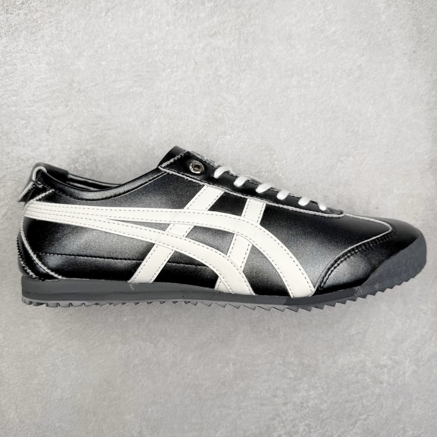 ＃C版 Asics Onitsuka Tiger MEXICO 66 亚瑟士鬼冢虎复古经典板鞋 市场王者选手 海外订单工厂出品 长期生产补货永不断码 超成熟稳定的做工品控 原装全套纸板楦头开发 原汁原味 完美呈现版型 私模正确鞋底咬花纹路 一比一鞋头弧度高度鞋身弧度 绝不口嗨 细节品控鞋型随意秒杀市面 原档咬花纹路私模大底 一个单元有六个三角形 总体形拼接呈现花瓣状 官方四联吊牌 原装Ortholite轻量化鞋垫 原盒原配 质保卡 说明书 钢印防尘纸 纸板中底带钢印 乳胶组合鞋垫 支持全方位的对比专柜 产品从款式颜色造型上体现出追求舒适和细节的完美 鞋类更是推崇手工制作的严谨与完美 融舒适性与可穿性的设计风格 注重细节的完美和别致魅力 既保持稳重 又不失轻松的时尚感 尺码：36 37 37.5 38 39 39.5 40 40.5 41.5 42 42.5 43.5 44 45-选品中心