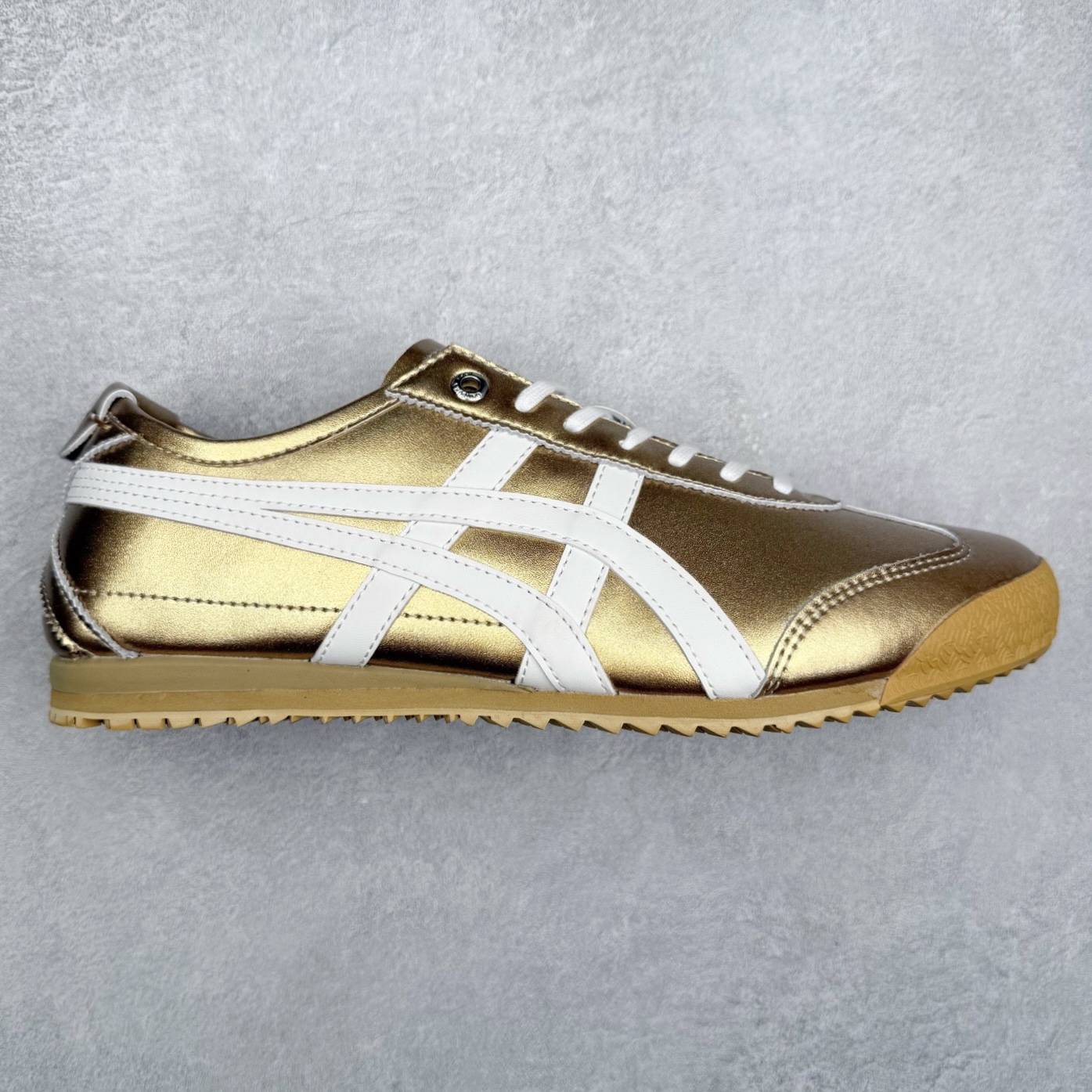 ＃C版 Asics Onitsuka Tiger MEXICO 66 亚瑟士鬼冢虎复古经典板鞋 市场王者选手 海外订单工厂出品 长期生产补货永不断码 超成熟稳定的做工品控 原装全套纸板楦头开发 原汁原味 完美呈现版型 私模正确鞋底咬花纹路 一比一鞋头弧度高度鞋身弧度 绝不口嗨 细节品控鞋型随意秒杀市面 原档咬花纹路私模大底 一个单元有六个三角形 总体形拼接呈现花瓣状 官方四联吊牌 原装Ortholite轻量化鞋垫 原盒原配 质保卡 说明书 钢印防尘纸 纸板中底带钢印 乳胶组合鞋垫 支持全方位的对比专柜 产品从款式颜色造型上体现出追求舒适和细节的完美 鞋类更是推崇手工制作的严谨与完美 融舒适性与可穿性的设计风格 注重细节的完美和别致魅力 既保持稳重 又不失轻松的时尚感 尺码：36 37 37.5 38 39 39.5 40 40.5 41.5 42 42.5 43.5 44 45-选品中心