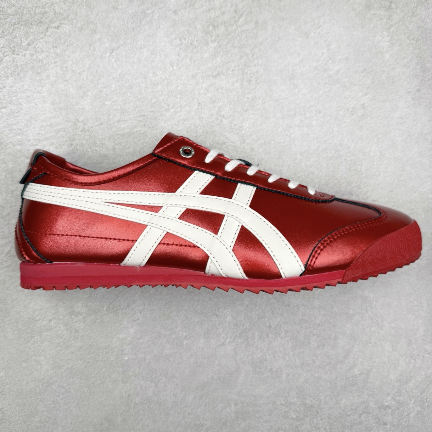 ＃C版 Asics Onitsuka Tiger MEXICO 66 亚瑟士鬼冢虎复古经典板鞋 市场王者选手 海外订单工厂出品 长期生产补货永不断码 超成熟稳定的做工品控 原装全套纸板楦头开发 原汁原味 完美呈现版型 私模正确鞋底咬花纹路 一比一鞋头弧度高度鞋身弧度 绝不口嗨 细节品控鞋型随意秒杀市面 原档咬花纹路私模大底 一个单元有六个三角形 总体形拼接呈现花瓣状 官方四联吊牌 原装Ortholite轻量化鞋垫 原盒原配 质保卡 说明书 钢印防尘纸 纸板中底带钢印 乳胶组合鞋垫 支持全方位的对比专柜 产品从款式颜色造型上体现出追求舒适和细节的完美 鞋类更是推崇手工制作的严谨与完美 融舒适性与可穿性的设计风格 注重细节的完美和别致魅力 既保持稳重 又不失轻松的时尚感 尺码：36 37 37.5 38 39 39.5 40 40.5 41.5 42 42.5 43.5 44 45-选品中心