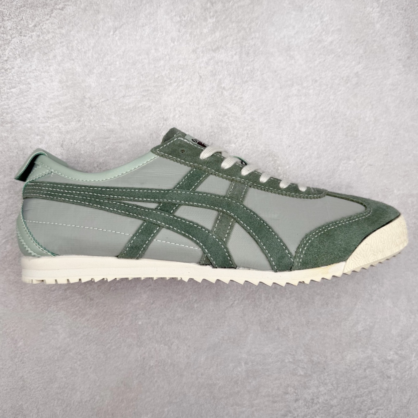 图片[8]-＃C版 Asics Onitsuka Tiger MEXICO 66 亚瑟士鬼冢虎复古经典板鞋 市场王者选手 海外订单工厂出品 长期生产补货永不断码 超成熟稳定的做工品控 原装全套纸板楦头开发 原汁原味 完美呈现版型 私模正确鞋底咬花纹路 一比一鞋头弧度高度鞋身弧度 绝不口嗨 细节品控鞋型随意秒杀市面 原档咬花纹路私模大底 一个单元有六个三角形 总体形拼接呈现花瓣状 官方四联吊牌 原装Ortholite轻量化鞋垫 原盒原配 质保卡 说明书 钢印防尘纸 纸板中底带钢印 乳胶组合鞋垫 支持全方位的对比专柜 产品从款式颜色造型上体现出追求舒适和细节的完美 鞋类更是推崇手工制作的严谨与完美 融舒适性与可穿性的设计风格 注重细节的完美和别致魅力 既保持稳重 又不失轻松的时尚感 尺码：36 37 37.5 38 39 39.5 40 40.5 41.5 42 42.5 43.5 44 45-选品中心