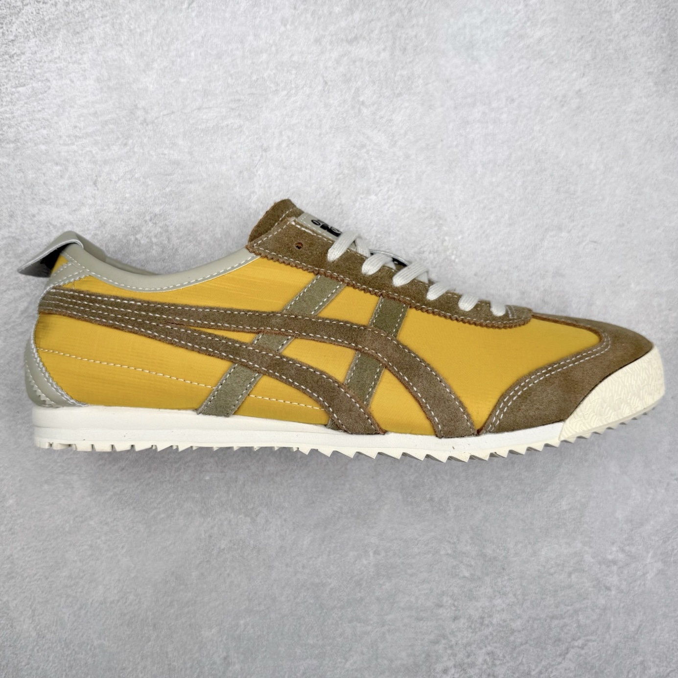 ＃C版 Asics Onitsuka Tiger MEXICO 66 亚瑟士鬼冢虎复古经典板鞋 市场王者选手 海外订单工厂出品 长期生产补货永不断码 超成熟稳定的做工品控 原装全套纸板楦头开发 原汁原味 完美呈现版型 私模正确鞋底咬花纹路 一比一鞋头弧度高度鞋身弧度 绝不口嗨 细节品控鞋型随意秒杀市面 原档咬花纹路私模大底 一个单元有六个三角形 总体形拼接呈现花瓣状 官方四联吊牌 原装Ortholite轻量化鞋垫 原盒原配 质保卡 说明书 钢印防尘纸 纸板中底带钢印 乳胶组合鞋垫 支持全方位的对比专柜 产品从款式颜色造型上体现出追求舒适和细节的完美 鞋类更是推崇手工制作的严谨与完美 融舒适性与可穿性的设计风格 注重细节的完美和别致魅力 既保持稳重 又不失轻松的时尚感 尺码：36 37 37.5 38 39 39.5 40 40.5 41.5 42 42.5 43.5 44 45-选品中心