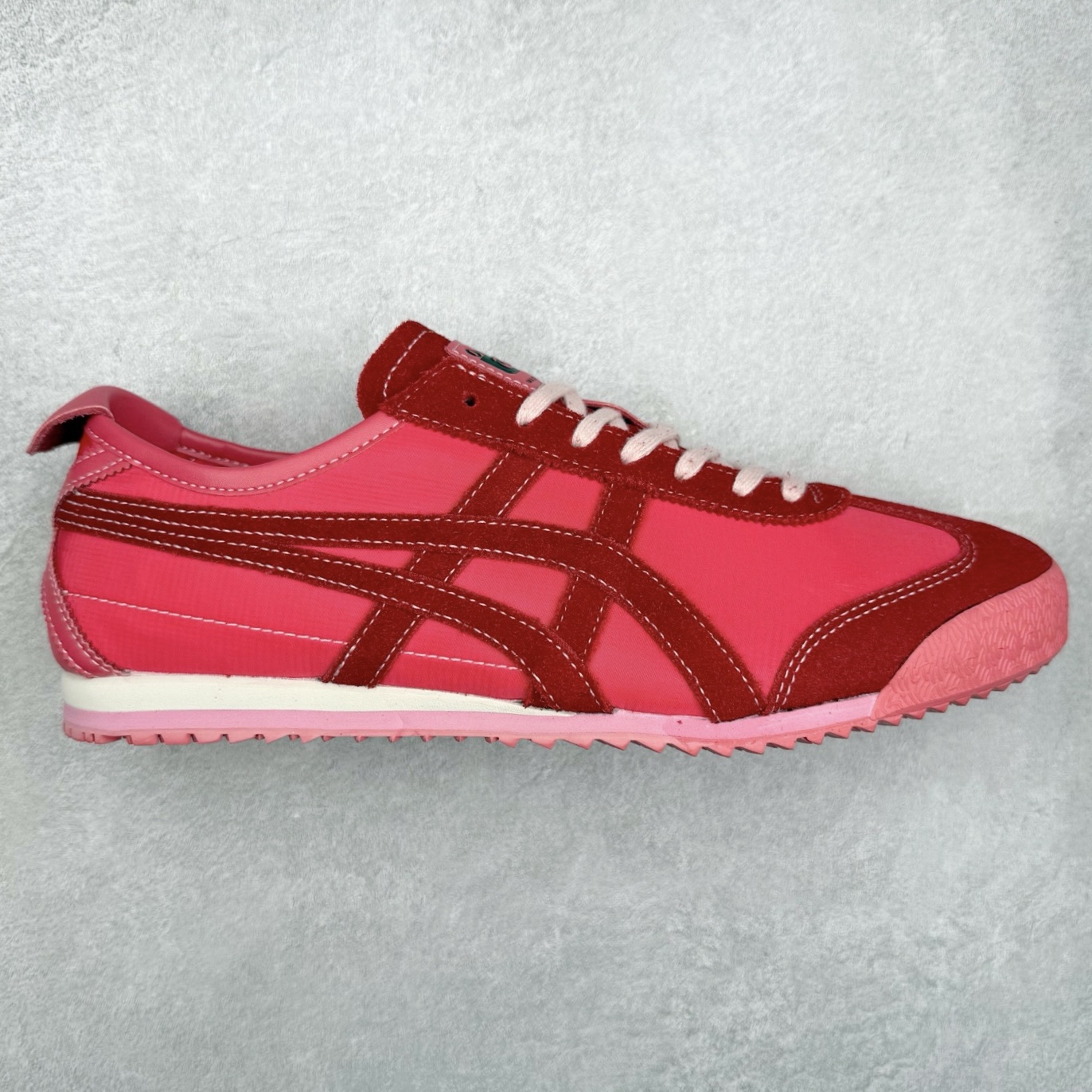 ＃C版 Asics Onitsuka Tiger MEXICO 66 亚瑟士鬼冢虎复古经典板鞋 市场王者选手 海外订单工厂出品 长期生产补货永不断码 超成熟稳定的做工品控 原装全套纸板楦头开发 原汁原味 完美呈现版型 私模正确鞋底咬花纹路 一比一鞋头弧度高度鞋身弧度 绝不口嗨 细节品控鞋型随意秒杀市面 原档咬花纹路私模大底 一个单元有六个三角形 总体形拼接呈现花瓣状 官方四联吊牌 原装Ortholite轻量化鞋垫 原盒原配 质保卡 说明书 钢印防尘纸 纸板中底带钢印 乳胶组合鞋垫 支持全方位的对比专柜 产品从款式颜色造型上体现出追求舒适和细节的完美 鞋类更是推崇手工制作的严谨与完美 融舒适性与可穿性的设计风格 注重细节的完美和别致魅力 既保持稳重 又不失轻松的时尚感 尺码：36 37 37.5 38 39 39.5 40 40.5 41.5 42 42.5 43.5 44 45-选品中心