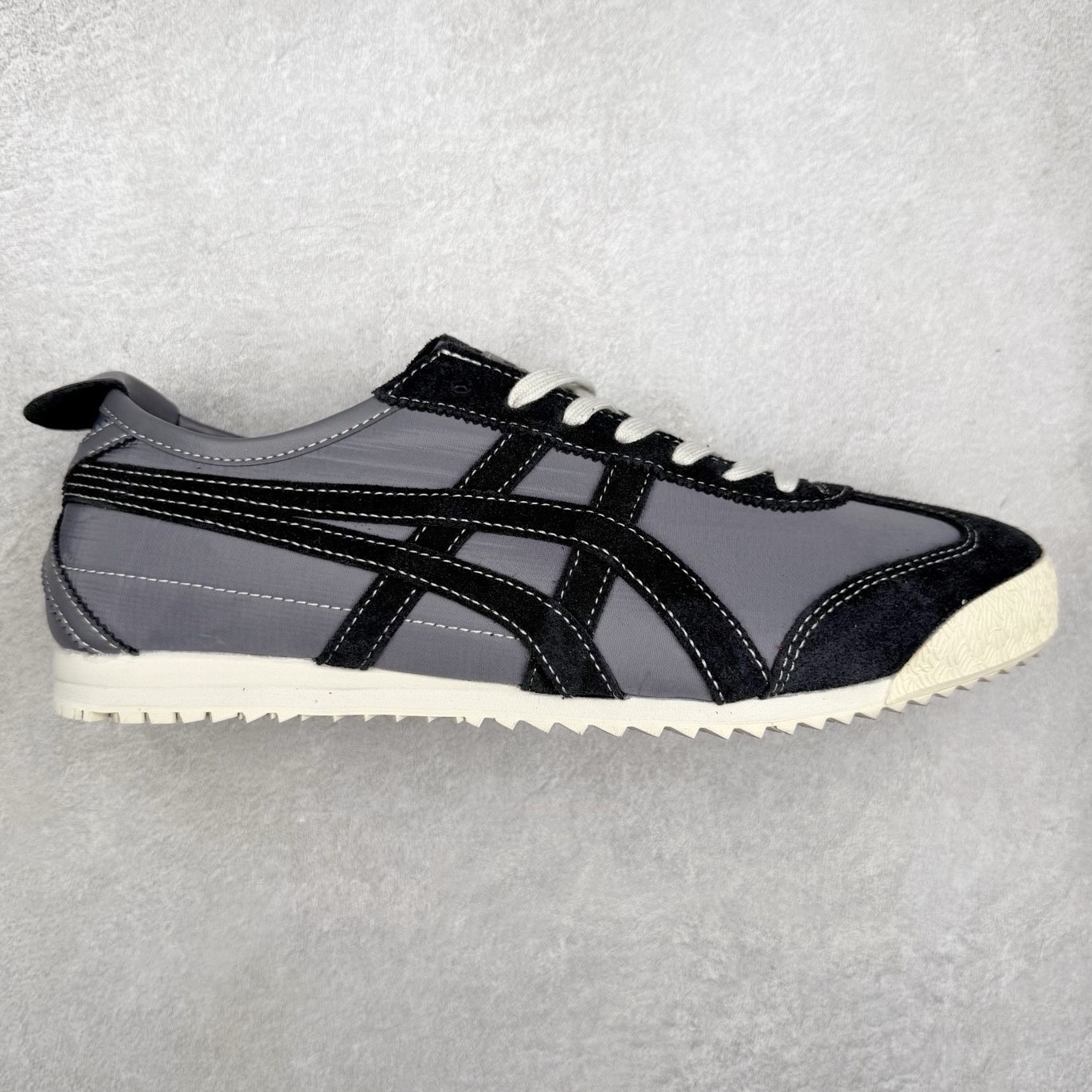 ＃C版 Asics Onitsuka Tiger MEXICO 66 亚瑟士鬼冢虎复古经典板鞋 市场王者选手 海外订单工厂出品 长期生产补货永不断码 超成熟稳定的做工品控 原装全套纸板楦头开发 原汁原味 完美呈现版型 私模正确鞋底咬花纹路 一比一鞋头弧度高度鞋身弧度 绝不口嗨 细节品控鞋型随意秒杀市面 原档咬花纹路私模大底 一个单元有六个三角形 总体形拼接呈现花瓣状 官方四联吊牌 原装Ortholite轻量化鞋垫 原盒原配 质保卡 说明书 钢印防尘纸 纸板中底带钢印 乳胶组合鞋垫 支持全方位的对比专柜 产品从款式颜色造型上体现出追求舒适和细节的完美 鞋类更是推崇手工制作的严谨与完美 融舒适性与可穿性的设计风格 注重细节的完美和别致魅力 既保持稳重 又不失轻松的时尚感 尺码：36 37 37.5 38 39 39.5 40 40.5 41.5 42 42.5 43.5 44 45-选品中心