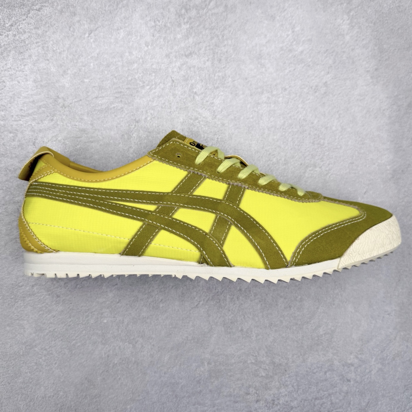 ＃C版 Asics Onitsuka Tiger MEXICO 66 亚瑟士鬼冢虎复古经典板鞋 市场王者选手 海外订单工厂出品 长期生产补货永不断码 超成熟稳定的做工品控 原装全套纸板楦头开发 原汁原味 完美呈现版型 私模正确鞋底咬花纹路 一比一鞋头弧度高度鞋身弧度 绝不口嗨 细节品控鞋型随意秒杀市面 原档咬花纹路私模大底 一个单元有六个三角形 总体形拼接呈现花瓣状 官方四联吊牌 原装Ortholite轻量化鞋垫 原盒原配 质保卡 说明书 钢印防尘纸 纸板中底带钢印 乳胶组合鞋垫 支持全方位的对比专柜 产品从款式颜色造型上体现出追求舒适和细节的完美 鞋类更是推崇手工制作的严谨与完美 融舒适性与可穿性的设计风格 注重细节的完美和别致魅力 既保持稳重 又不失轻松的时尚感 尺码：36 37 37.5 38 39 39.5 40 40.5 41.5 42 42.5 43.5 44 45-选品中心