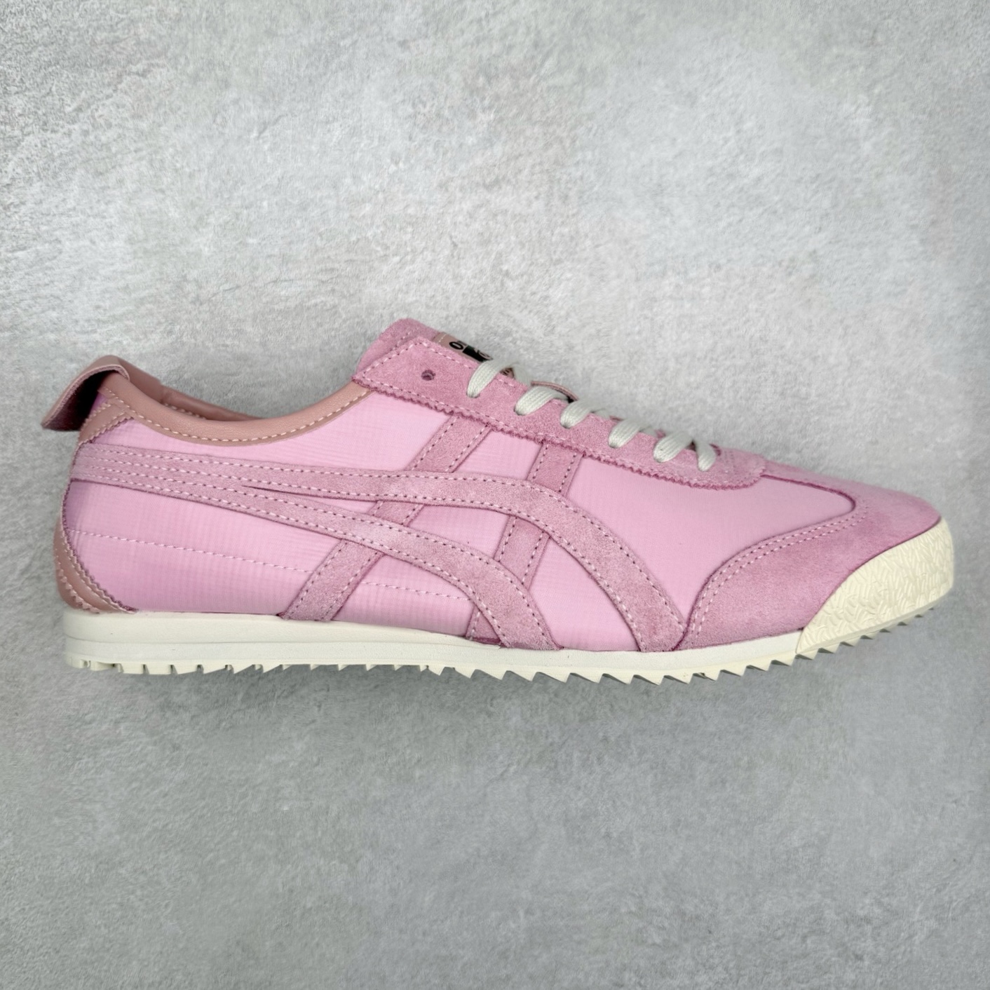 图片[13]-＃C版 Asics Onitsuka Tiger MEXICO 66 亚瑟士鬼冢虎复古经典板鞋 市场王者选手 海外订单工厂出品 长期生产补货永不断码 超成熟稳定的做工品控 原装全套纸板楦头开发 原汁原味 完美呈现版型 私模正确鞋底咬花纹路 一比一鞋头弧度高度鞋身弧度 绝不口嗨 细节品控鞋型随意秒杀市面 原档咬花纹路私模大底 一个单元有六个三角形 总体形拼接呈现花瓣状 官方四联吊牌 原装Ortholite轻量化鞋垫 原盒原配 质保卡 说明书 钢印防尘纸 纸板中底带钢印 乳胶组合鞋垫 支持全方位的对比专柜 产品从款式颜色造型上体现出追求舒适和细节的完美 鞋类更是推崇手工制作的严谨与完美 融舒适性与可穿性的设计风格 注重细节的完美和别致魅力 既保持稳重 又不失轻松的时尚感 尺码：36 37 37.5 38 39 39.5 40 40.5 41.5 42 42.5 43.5 44 45-选品中心