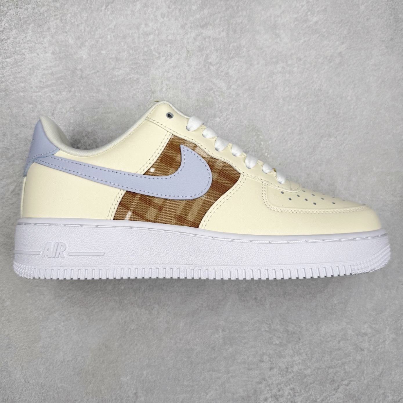 ＃XT纯原 NK Air Force 1 Low 空军一号时尚舒适防滑耐磨低帮板鞋 IH7352-001 顶级批次 2022全新楦头鞋型 鱼鳞大底 历时开发三个月 清洁度完美 二维码鞋标 内置芯片及solo气垫 大底高度及其弧度依照正品 钢印 logo刺绣 鞋口弧度 鞋头长度 鞋面冲孔 鞋垫背胶及钢印 完美鞋型对比正品 每一处都是细节满满 柔软、弹性十足的缓震性能和出色的中底设计 横跨复古与现代的外型结合 造就出风靡全球 三十多年的Force 1 直到今天还深受青睐 实拍调校N版已经零色差零失真 百分百还原实物色彩所见即所得 不存在货不对板色差等低级问题 选购参考实物拍摄 不混卖不参货 只用心做好货严格选品 承诺混一赔十 尺码：36 36.5 37.5 38 38.5 39 40 40.5 41 42 42.5 43 44 44.5 45-选品中心