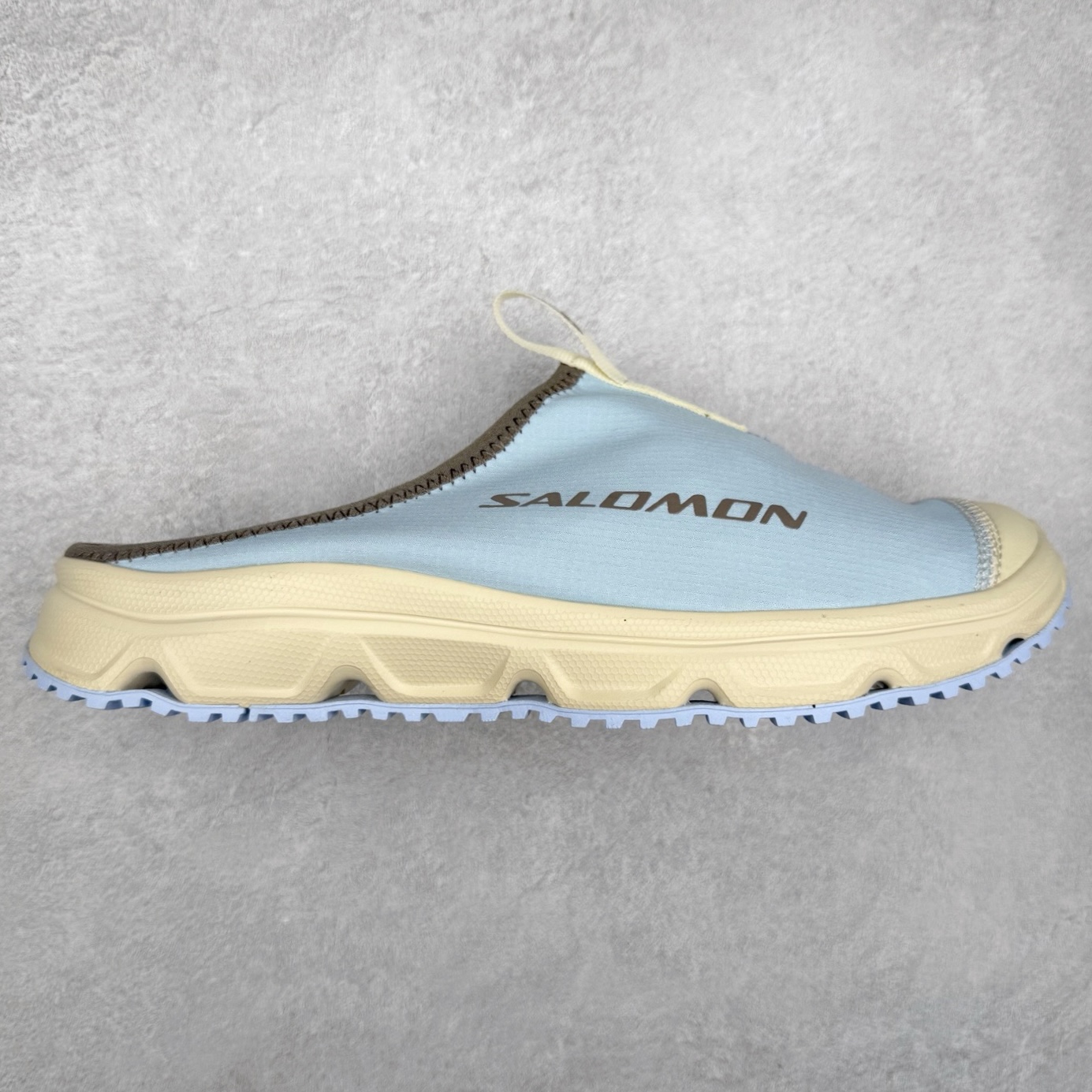 ＃HP SALOMON萨洛蒙 RX Slide 3.0 CANVAS 舒适柔软 防滑包头拖鞋 男女同款 SALOMON诞生于1947年的法国阿尔卑斯山区，全球知名的户外运动品牌。一直致力于推动滑雪、越野跑等山地运动的发展及产品的进步。其产品设计致力于追求创新和发掘产品的性能极限，帮助喜欢自由的人在山地间不断挑战自我。实拍调校N版已经零色差零失真 百分百还原实物色彩所见即所得 不存在货不对板色差等低级问题 选购参考实物拍摄 不混卖不参货 只用心做好货严格选品 承诺混一赔十 尺码：36 36.5 37.5 38 38.5 39 40 40.5 41 42 42.5 43 44 44.5 45-选品中心