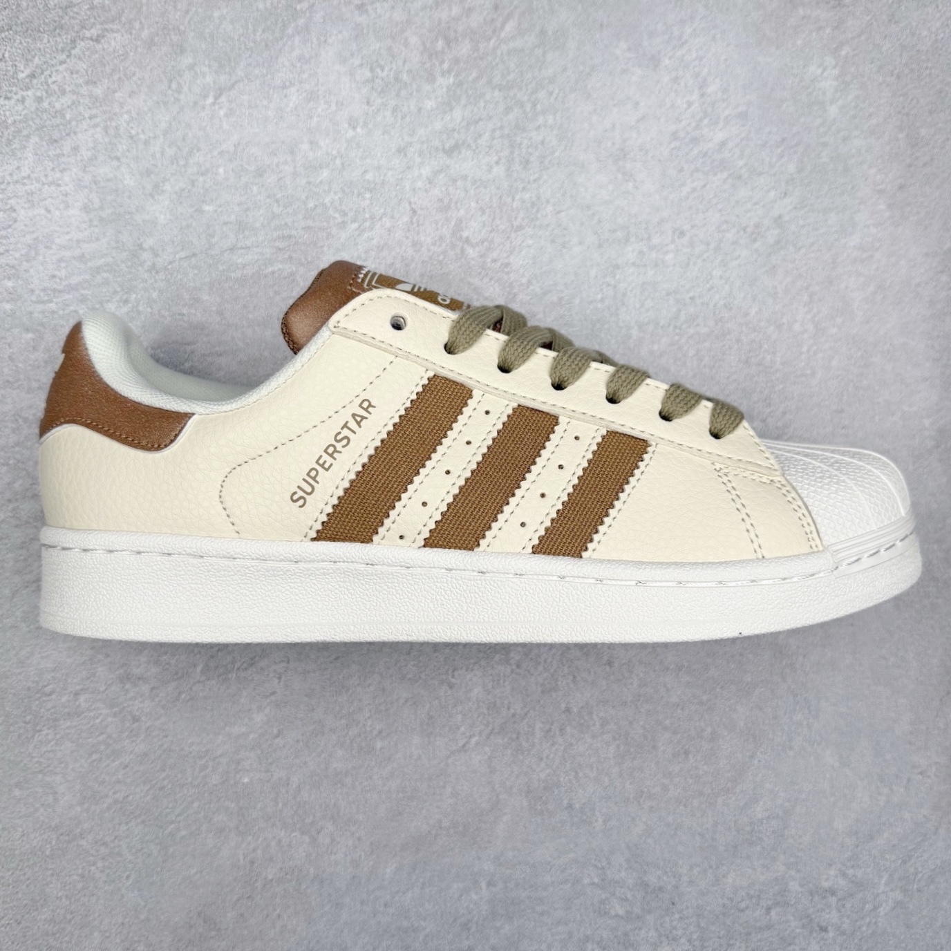 AD Originals Superstar 经典复古贝壳头板鞋 JR6988 诞生于1969年 是第一双将全皮面鞋 身与橡胶鞋头结合在一起的低帮篮球鞋 Superstar最开始 是作为高帮篮球鞋Pro Model的低帮版本而出现的 但因为其独特和醒目的橡胶鞋头造型而让大家熟知 被大家形象地称为\\\”shelltoe\\\”贝壳头 在70年代的美国职业篮球场上 接近3/4的NBA球员都将这双Superstar作为场上用鞋 80年代之后 经过不断的改良和发展 Superstar逐渐成为横跨时装、音乐、街头文化、休闲和运动等各大领域的时尚潮鞋 尺码：36 36.5 37 38 38.5 39 40 40.5 41 42 42.5 43 44 44.5 45-选品中心