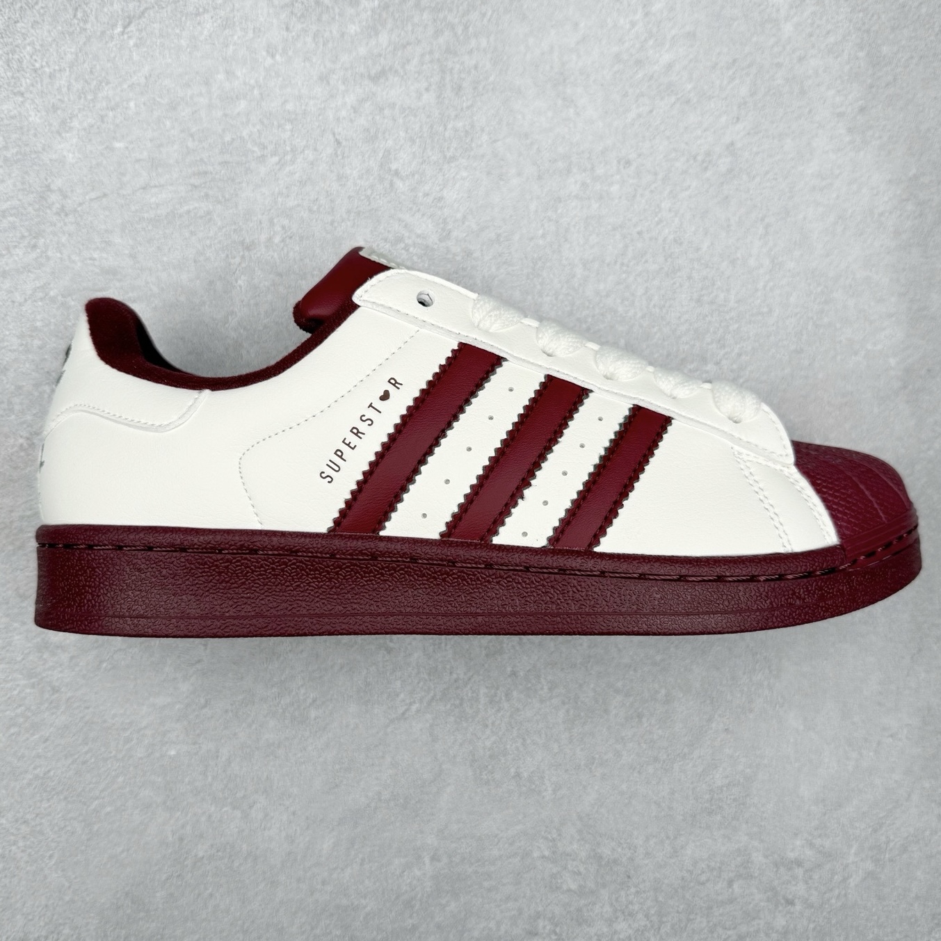 AD Originals Superstar 经典复古贝壳头板鞋 KJ6981 诞生于1969年 是第一双将全皮面鞋 身与橡胶鞋头结合在一起的低帮篮球鞋 Superstar最开始 是作为高帮篮球鞋Pro Model的低帮版本而出现的 但因为其独特和醒目的橡胶鞋头造型而让大家熟知 被大家形象地称为\\\”shelltoe\\\”贝壳头 在70年代的美国职业篮球场上 接近3/4的NBA球员都将这双Superstar作为场上用鞋 80年代之后 经过不断的改良和发展 Superstar逐渐成为横跨时装、音乐、街头文化、休闲和运动等各大领域的时尚潮鞋 尺码：36 36.5 37 38 38.5 39 40 40.5 41 42 42.5 43 44 44.5 45-选品中心