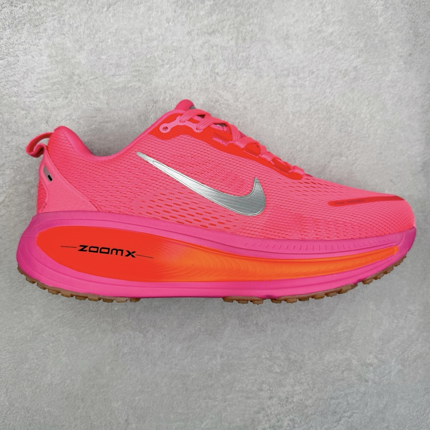 ＃纯原福利 NK Air Zoom Vomero 18 轻便舒适公路跑步鞋 质感柔软 弹力充沛 助力一路畅跑 乐享不停 厚实泡绵缔造舒适的回弹效果 铸就出色跑步表现 该鞋款轻盈透气 带你步入舒适新境界 疾速刺激感和非凡舒适脚感交织 定能让跑者在迈步间找到渴望已久的跑步乐趣 自如掌控跑步节奏、配速和里程 足底缓震配置赋予双足柔软舒适感受 助你一路畅跑 缓震设计 在双足触地时有助提供舒适脚感 搭载性能出众的 ZoomX 和 Cushlon 泡绵 营造柔软舒适脚感 助你稳稳迈步 基于跑者反馈 简化中底设计 带来出色舒适感 尺码：36 36.5 37.5 38 38.5 39 40 40.5 41 42 42.5 43 44 44.5 45-选品中心