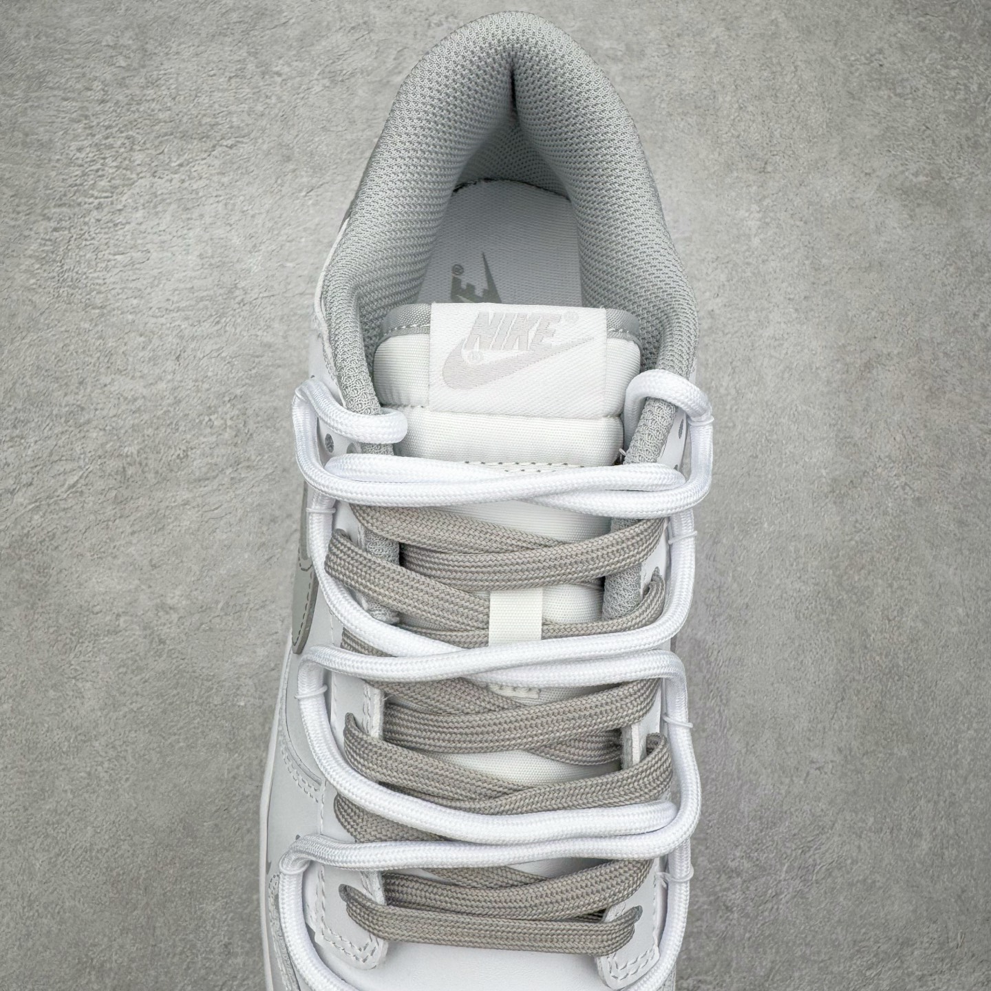 图片[5]-＃YC纯原 NK Dunk Low 暮云 WG0528-095 此款以极简白为基底，高级皮革肌理细腻包裹，搭配柔雾般朦胧的暮云灰Swoosh，犹如晨光未尽，暮色初染。鞋侧镌刻破碎感英文字样，诠释定制级设计态度，细节之处皆是个性的暗语。灰与白的交响，既沉稳又不失活力，踏破常规，以灰度定义高级。定制系列天花板 无原鞋不开发 全系列得物原鞋一比一校对开发 配色持续更新中 终端对接 优势输出 全套原厂楦头原纸板数据档案倾力打造 原汁原味莞产 极致还原 圈内最强针车工艺 高端零售指定版 广东原厂配套原盒原标 鞋盒分三个尺码段 原厂冲刀 超高清洁度 全鞋零毛边皮料切割 采用原厂百宏鞋带以及原厂百宏织唛舌标 内标可供原厂几率过验 进口原装条纹中底布 四线拉帮白色点胶 原厂拉帮手法遵循公司 原厂电绣 极致还原 尺码：36 36.5 37.5 38 38.5 39 40 40.5 41 42 42.5 43 44 44.5 45 46-选品中心