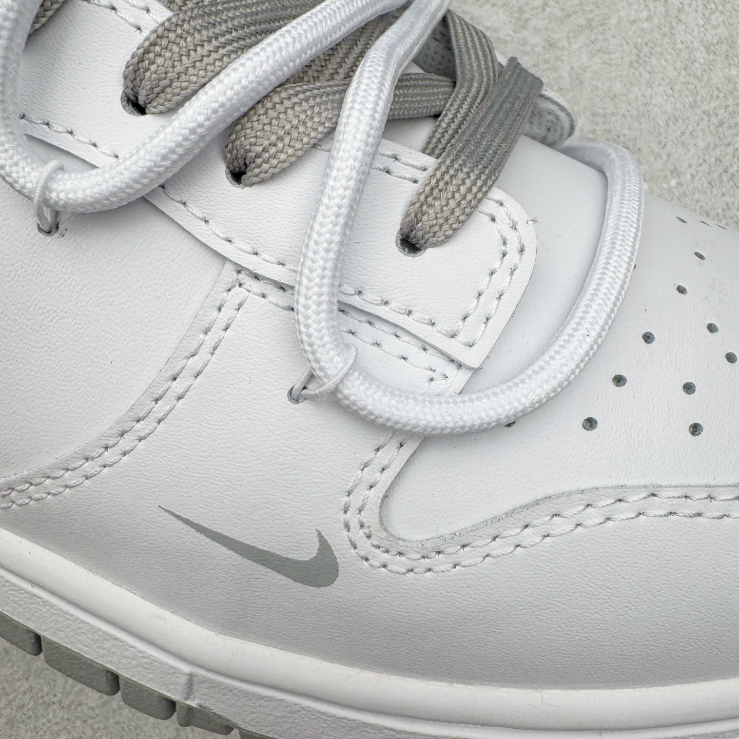 图片[18]-＃YC纯原 NK Dunk Low 暮云 WG0528-095 此款以极简白为基底，高级皮革肌理细腻包裹，搭配柔雾般朦胧的暮云灰Swoosh，犹如晨光未尽，暮色初染。鞋侧镌刻破碎感英文字样，诠释定制级设计态度，细节之处皆是个性的暗语。灰与白的交响，既沉稳又不失活力，踏破常规，以灰度定义高级。定制系列天花板 无原鞋不开发 全系列得物原鞋一比一校对开发 配色持续更新中 终端对接 优势输出 全套原厂楦头原纸板数据档案倾力打造 原汁原味莞产 极致还原 圈内最强针车工艺 高端零售指定版 广东原厂配套原盒原标 鞋盒分三个尺码段 原厂冲刀 超高清洁度 全鞋零毛边皮料切割 采用原厂百宏鞋带以及原厂百宏织唛舌标 内标可供原厂几率过验 进口原装条纹中底布 四线拉帮白色点胶 原厂拉帮手法遵循公司 原厂电绣 极致还原 尺码：36 36.5 37.5 38 38.5 39 40 40.5 41 42 42.5 43 44 44.5 45 46-选品中心