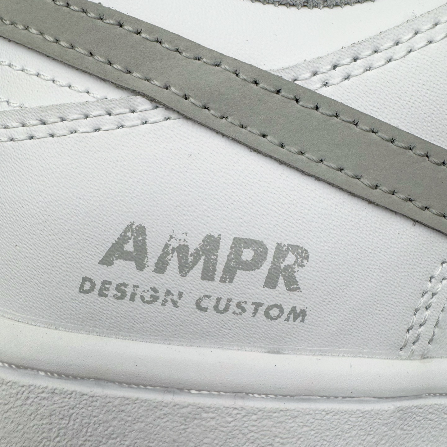 图片[16]-＃YC纯原 NK Dunk Low 暮云 WG0528-095 此款以极简白为基底，高级皮革肌理细腻包裹，搭配柔雾般朦胧的暮云灰Swoosh，犹如晨光未尽，暮色初染。鞋侧镌刻破碎感英文字样，诠释定制级设计态度，细节之处皆是个性的暗语。灰与白的交响，既沉稳又不失活力，踏破常规，以灰度定义高级。定制系列天花板 无原鞋不开发 全系列得物原鞋一比一校对开发 配色持续更新中 终端对接 优势输出 全套原厂楦头原纸板数据档案倾力打造 原汁原味莞产 极致还原 圈内最强针车工艺 高端零售指定版 广东原厂配套原盒原标 鞋盒分三个尺码段 原厂冲刀 超高清洁度 全鞋零毛边皮料切割 采用原厂百宏鞋带以及原厂百宏织唛舌标 内标可供原厂几率过验 进口原装条纹中底布 四线拉帮白色点胶 原厂拉帮手法遵循公司 原厂电绣 极致还原 尺码：36 36.5 37.5 38 38.5 39 40 40.5 41 42 42.5 43 44 44.5 45 46-选品中心