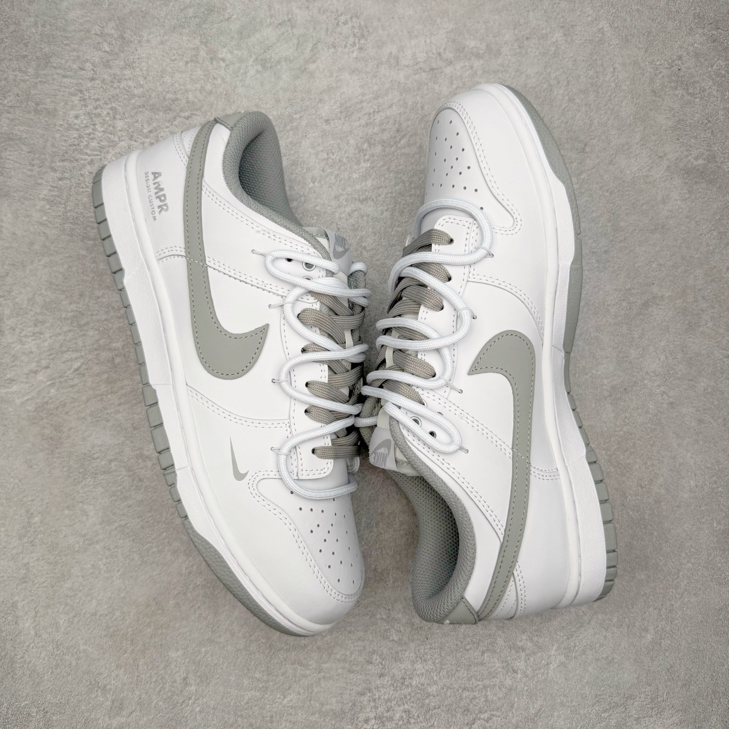 图片[3]-＃YC纯原 NK Dunk Low 暮云 WG0528-095 此款以极简白为基底，高级皮革肌理细腻包裹，搭配柔雾般朦胧的暮云灰Swoosh，犹如晨光未尽，暮色初染。鞋侧镌刻破碎感英文字样，诠释定制级设计态度，细节之处皆是个性的暗语。灰与白的交响，既沉稳又不失活力，踏破常规，以灰度定义高级。定制系列天花板 无原鞋不开发 全系列得物原鞋一比一校对开发 配色持续更新中 终端对接 优势输出 全套原厂楦头原纸板数据档案倾力打造 原汁原味莞产 极致还原 圈内最强针车工艺 高端零售指定版 广东原厂配套原盒原标 鞋盒分三个尺码段 原厂冲刀 超高清洁度 全鞋零毛边皮料切割 采用原厂百宏鞋带以及原厂百宏织唛舌标 内标可供原厂几率过验 进口原装条纹中底布 四线拉帮白色点胶 原厂拉帮手法遵循公司 原厂电绣 极致还原 尺码：36 36.5 37.5 38 38.5 39 40 40.5 41 42 42.5 43 44 44.5 45 46-选品中心