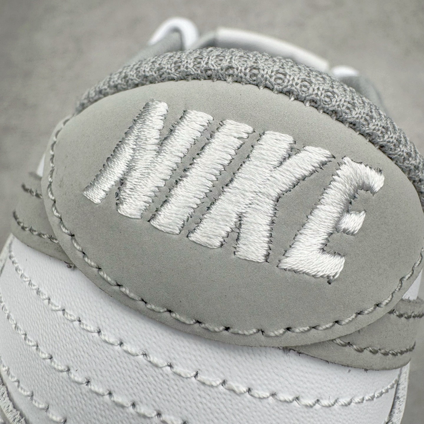 图片[15]-＃YC纯原 NK Dunk Low 暮云 WG0528-095 此款以极简白为基底，高级皮革肌理细腻包裹，搭配柔雾般朦胧的暮云灰Swoosh，犹如晨光未尽，暮色初染。鞋侧镌刻破碎感英文字样，诠释定制级设计态度，细节之处皆是个性的暗语。灰与白的交响，既沉稳又不失活力，踏破常规，以灰度定义高级。定制系列天花板 无原鞋不开发 全系列得物原鞋一比一校对开发 配色持续更新中 终端对接 优势输出 全套原厂楦头原纸板数据档案倾力打造 原汁原味莞产 极致还原 圈内最强针车工艺 高端零售指定版 广东原厂配套原盒原标 鞋盒分三个尺码段 原厂冲刀 超高清洁度 全鞋零毛边皮料切割 采用原厂百宏鞋带以及原厂百宏织唛舌标 内标可供原厂几率过验 进口原装条纹中底布 四线拉帮白色点胶 原厂拉帮手法遵循公司 原厂电绣 极致还原 尺码：36 36.5 37.5 38 38.5 39 40 40.5 41 42 42.5 43 44 44.5 45 46-选品中心