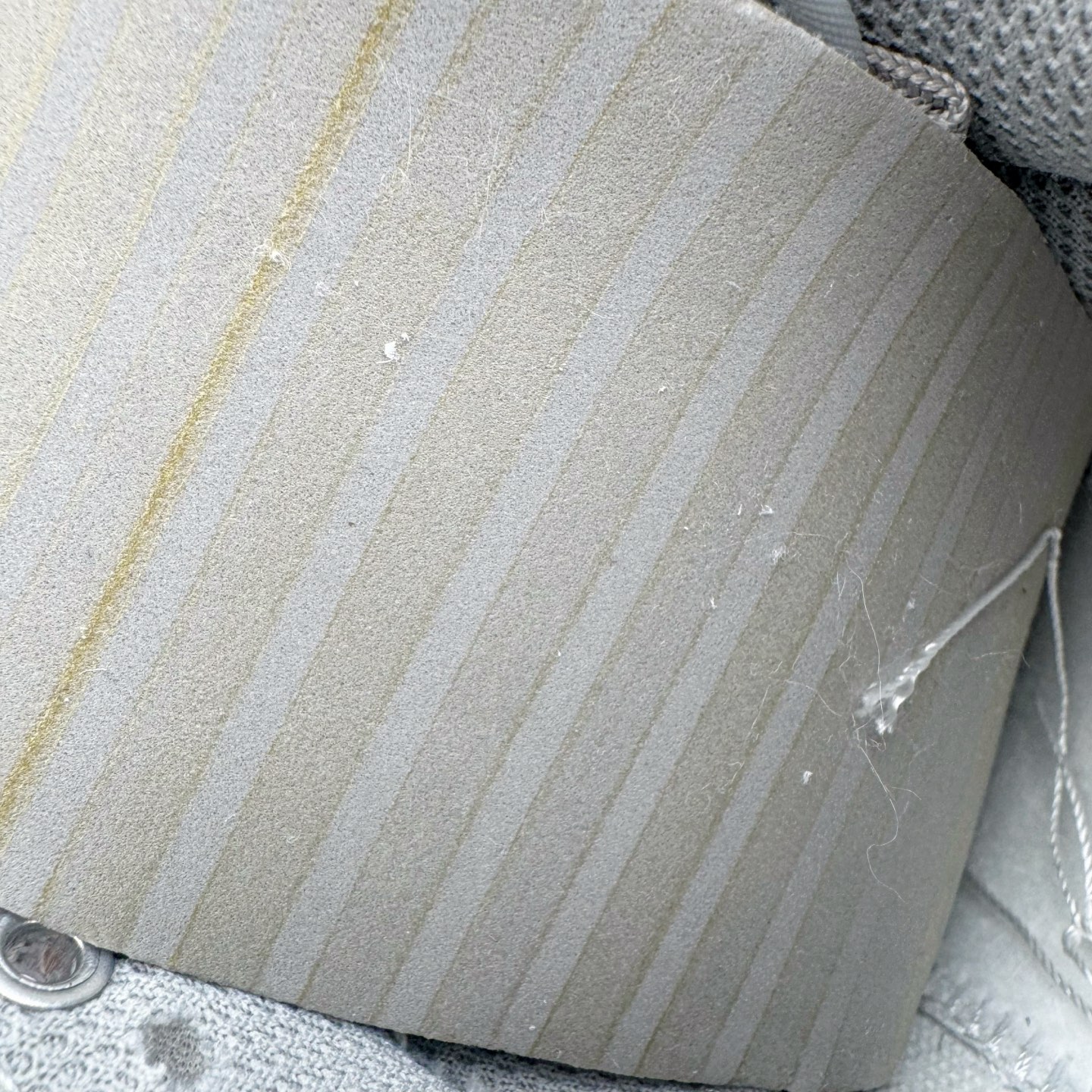 图片[11]-＃YC纯原 NK Dunk Low 暮云 WG0528-095 此款以极简白为基底，高级皮革肌理细腻包裹，搭配柔雾般朦胧的暮云灰Swoosh，犹如晨光未尽，暮色初染。鞋侧镌刻破碎感英文字样，诠释定制级设计态度，细节之处皆是个性的暗语。灰与白的交响，既沉稳又不失活力，踏破常规，以灰度定义高级。定制系列天花板 无原鞋不开发 全系列得物原鞋一比一校对开发 配色持续更新中 终端对接 优势输出 全套原厂楦头原纸板数据档案倾力打造 原汁原味莞产 极致还原 圈内最强针车工艺 高端零售指定版 广东原厂配套原盒原标 鞋盒分三个尺码段 原厂冲刀 超高清洁度 全鞋零毛边皮料切割 采用原厂百宏鞋带以及原厂百宏织唛舌标 内标可供原厂几率过验 进口原装条纹中底布 四线拉帮白色点胶 原厂拉帮手法遵循公司 原厂电绣 极致还原 尺码：36 36.5 37.5 38 38.5 39 40 40.5 41 42 42.5 43 44 44.5 45 46-选品中心