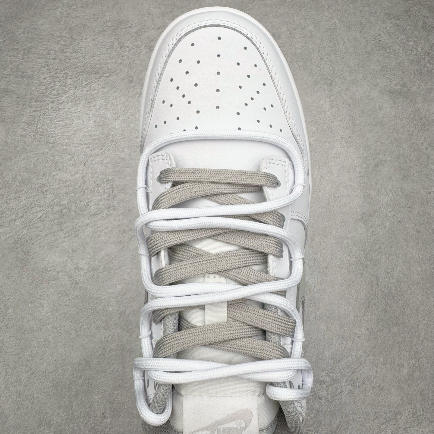 图片[4]-＃YC纯原 NK Dunk Low 暮云 WG0528-095 此款以极简白为基底，高级皮革肌理细腻包裹，搭配柔雾般朦胧的暮云灰Swoosh，犹如晨光未尽，暮色初染。鞋侧镌刻破碎感英文字样，诠释定制级设计态度，细节之处皆是个性的暗语。灰与白的交响，既沉稳又不失活力，踏破常规，以灰度定义高级。定制系列天花板 无原鞋不开发 全系列得物原鞋一比一校对开发 配色持续更新中 终端对接 优势输出 全套原厂楦头原纸板数据档案倾力打造 原汁原味莞产 极致还原 圈内最强针车工艺 高端零售指定版 广东原厂配套原盒原标 鞋盒分三个尺码段 原厂冲刀 超高清洁度 全鞋零毛边皮料切割 采用原厂百宏鞋带以及原厂百宏织唛舌标 内标可供原厂几率过验 进口原装条纹中底布 四线拉帮白色点胶 原厂拉帮手法遵循公司 原厂电绣 极致还原 尺码：36 36.5 37.5 38 38.5 39 40 40.5 41 42 42.5 43 44 44.5 45 46-选品中心