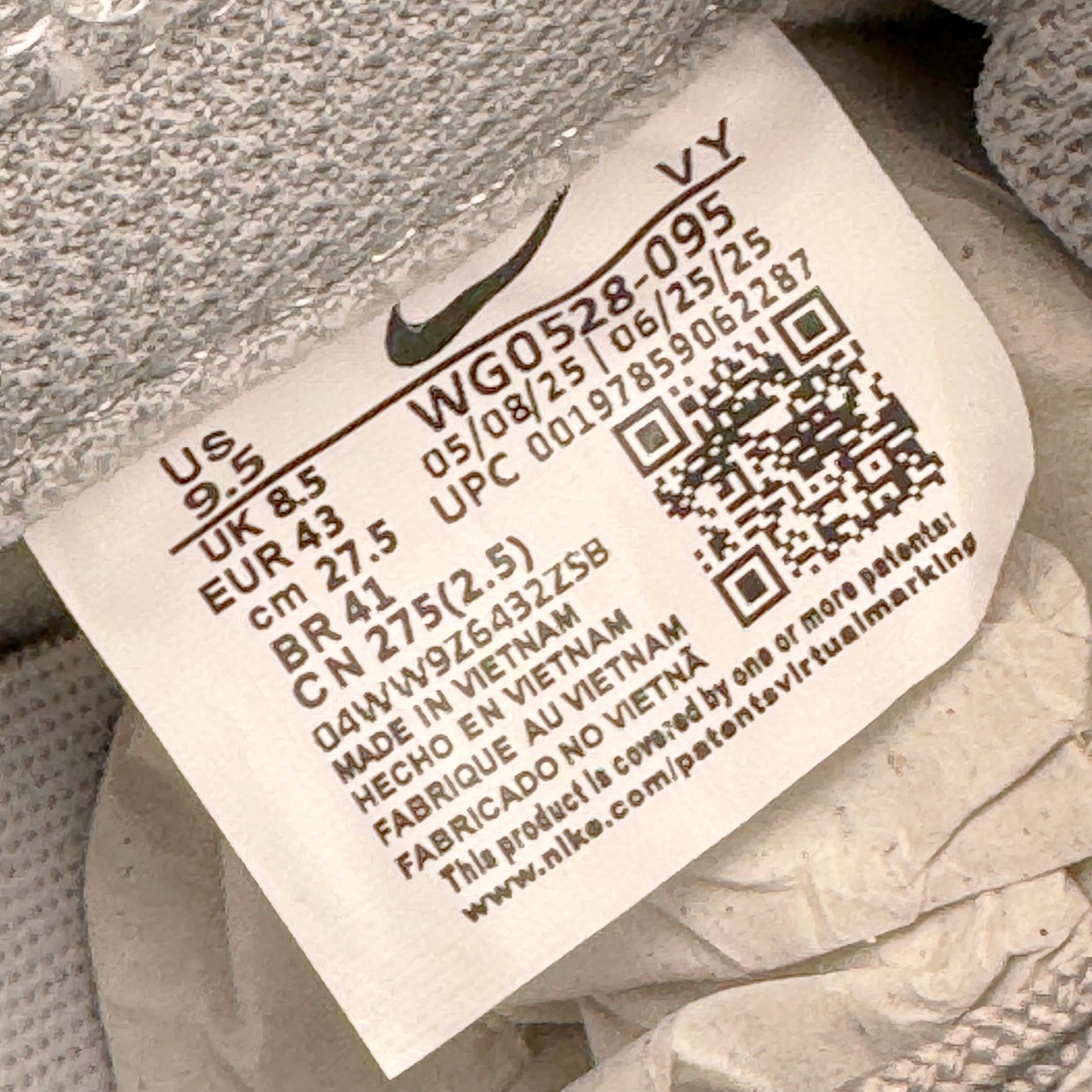 图片[12]-＃YC纯原 NK Dunk Low 暮云 WG0528-095 此款以极简白为基底，高级皮革肌理细腻包裹，搭配柔雾般朦胧的暮云灰Swoosh，犹如晨光未尽，暮色初染。鞋侧镌刻破碎感英文字样，诠释定制级设计态度，细节之处皆是个性的暗语。灰与白的交响，既沉稳又不失活力，踏破常规，以灰度定义高级。定制系列天花板 无原鞋不开发 全系列得物原鞋一比一校对开发 配色持续更新中 终端对接 优势输出 全套原厂楦头原纸板数据档案倾力打造 原汁原味莞产 极致还原 圈内最强针车工艺 高端零售指定版 广东原厂配套原盒原标 鞋盒分三个尺码段 原厂冲刀 超高清洁度 全鞋零毛边皮料切割 采用原厂百宏鞋带以及原厂百宏织唛舌标 内标可供原厂几率过验 进口原装条纹中底布 四线拉帮白色点胶 原厂拉帮手法遵循公司 原厂电绣 极致还原 尺码：36 36.5 37.5 38 38.5 39 40 40.5 41 42 42.5 43 44 44.5 45 46-选品中心