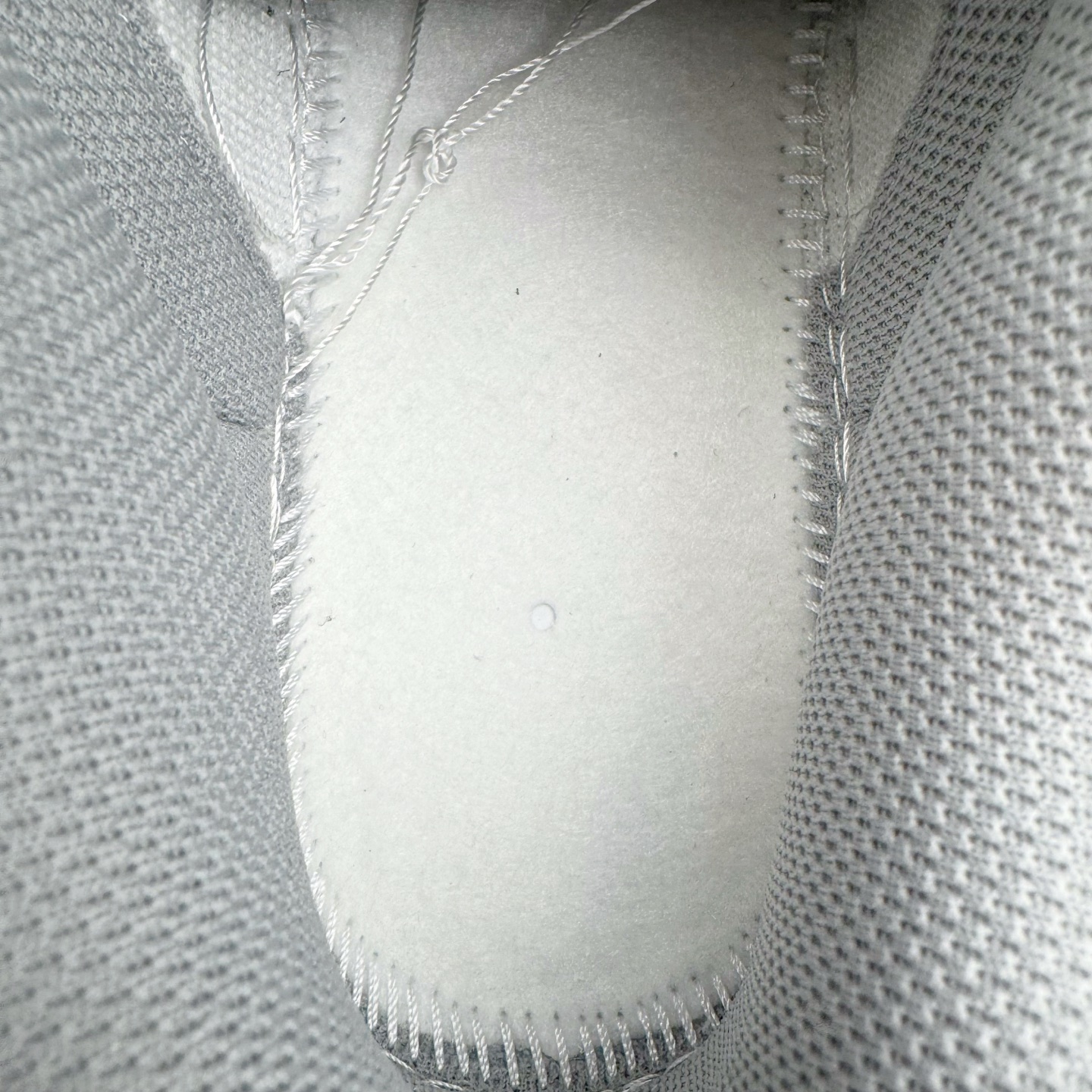 图片[10]-＃YC纯原 NK Dunk Low 暮云 WG0528-095 此款以极简白为基底，高级皮革肌理细腻包裹，搭配柔雾般朦胧的暮云灰Swoosh，犹如晨光未尽，暮色初染。鞋侧镌刻破碎感英文字样，诠释定制级设计态度，细节之处皆是个性的暗语。灰与白的交响，既沉稳又不失活力，踏破常规，以灰度定义高级。定制系列天花板 无原鞋不开发 全系列得物原鞋一比一校对开发 配色持续更新中 终端对接 优势输出 全套原厂楦头原纸板数据档案倾力打造 原汁原味莞产 极致还原 圈内最强针车工艺 高端零售指定版 广东原厂配套原盒原标 鞋盒分三个尺码段 原厂冲刀 超高清洁度 全鞋零毛边皮料切割 采用原厂百宏鞋带以及原厂百宏织唛舌标 内标可供原厂几率过验 进口原装条纹中底布 四线拉帮白色点胶 原厂拉帮手法遵循公司 原厂电绣 极致还原 尺码：36 36.5 37.5 38 38.5 39 40 40.5 41 42 42.5 43 44 44.5 45 46-选品中心