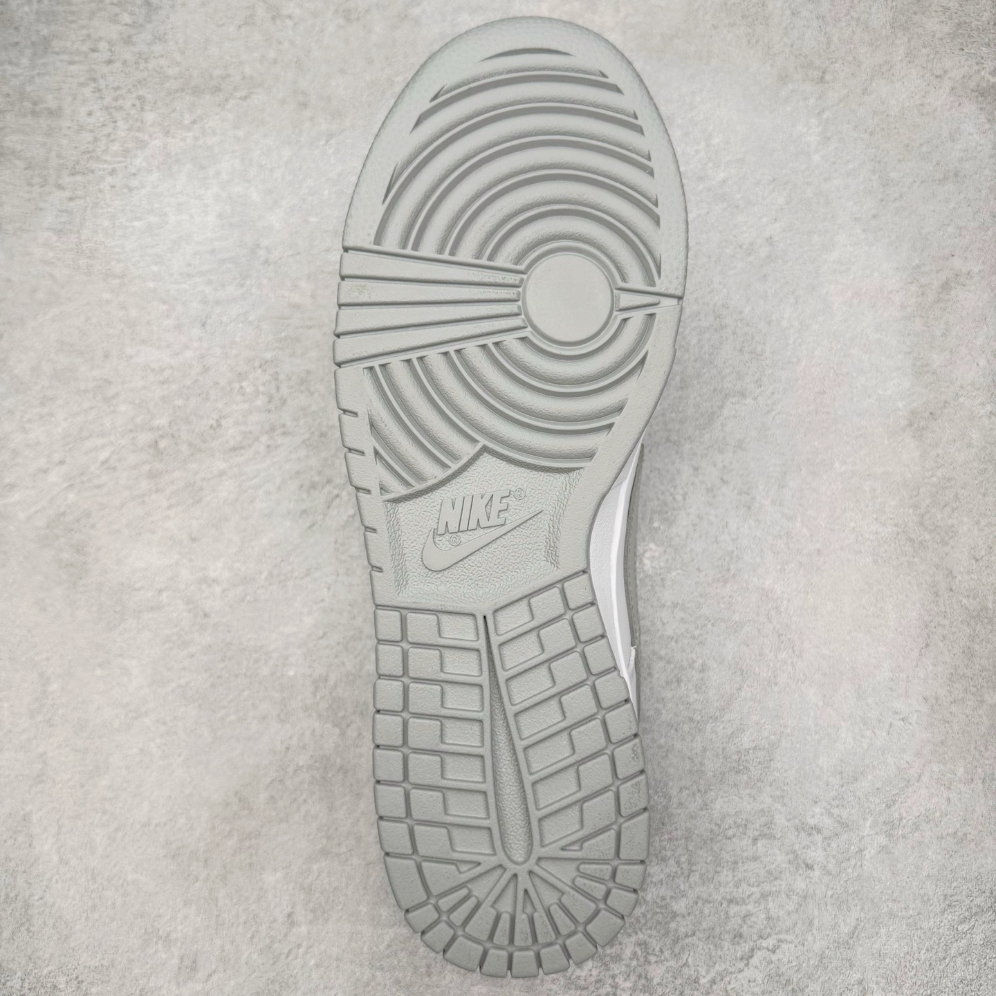 图片[9]-＃YC纯原 NK Dunk Low 暮云 WG0528-095 此款以极简白为基底，高级皮革肌理细腻包裹，搭配柔雾般朦胧的暮云灰Swoosh，犹如晨光未尽，暮色初染。鞋侧镌刻破碎感英文字样，诠释定制级设计态度，细节之处皆是个性的暗语。灰与白的交响，既沉稳又不失活力，踏破常规，以灰度定义高级。定制系列天花板 无原鞋不开发 全系列得物原鞋一比一校对开发 配色持续更新中 终端对接 优势输出 全套原厂楦头原纸板数据档案倾力打造 原汁原味莞产 极致还原 圈内最强针车工艺 高端零售指定版 广东原厂配套原盒原标 鞋盒分三个尺码段 原厂冲刀 超高清洁度 全鞋零毛边皮料切割 采用原厂百宏鞋带以及原厂百宏织唛舌标 内标可供原厂几率过验 进口原装条纹中底布 四线拉帮白色点胶 原厂拉帮手法遵循公司 原厂电绣 极致还原 尺码：36 36.5 37.5 38 38.5 39 40 40.5 41 42 42.5 43 44 44.5 45 46-选品中心