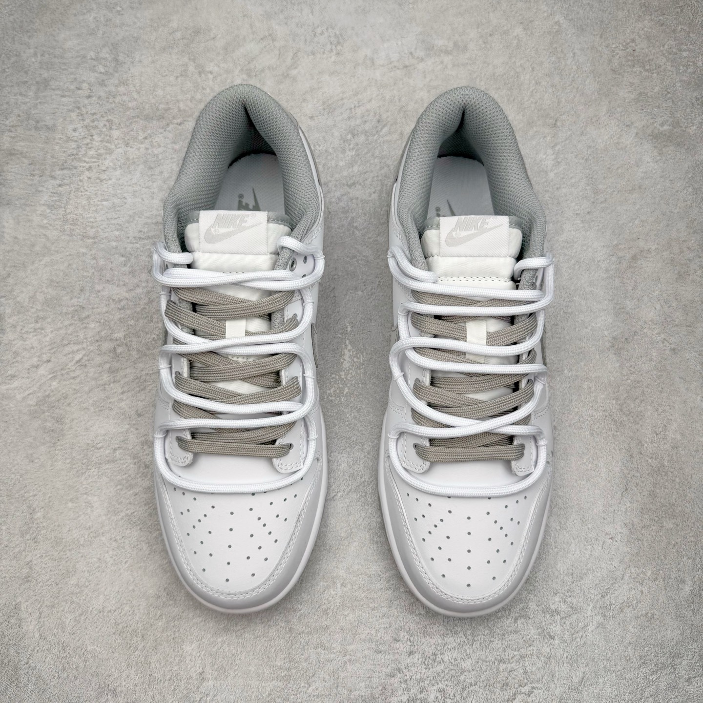 图片[2]-＃YC纯原 NK Dunk Low 暮云 WG0528-095 此款以极简白为基底，高级皮革肌理细腻包裹，搭配柔雾般朦胧的暮云灰Swoosh，犹如晨光未尽，暮色初染。鞋侧镌刻破碎感英文字样，诠释定制级设计态度，细节之处皆是个性的暗语。灰与白的交响，既沉稳又不失活力，踏破常规，以灰度定义高级。定制系列天花板 无原鞋不开发 全系列得物原鞋一比一校对开发 配色持续更新中 终端对接 优势输出 全套原厂楦头原纸板数据档案倾力打造 原汁原味莞产 极致还原 圈内最强针车工艺 高端零售指定版 广东原厂配套原盒原标 鞋盒分三个尺码段 原厂冲刀 超高清洁度 全鞋零毛边皮料切割 采用原厂百宏鞋带以及原厂百宏织唛舌标 内标可供原厂几率过验 进口原装条纹中底布 四线拉帮白色点胶 原厂拉帮手法遵循公司 原厂电绣 极致还原 尺码：36 36.5 37.5 38 38.5 39 40 40.5 41 42 42.5 43 44 44.5 45 46-选品中心