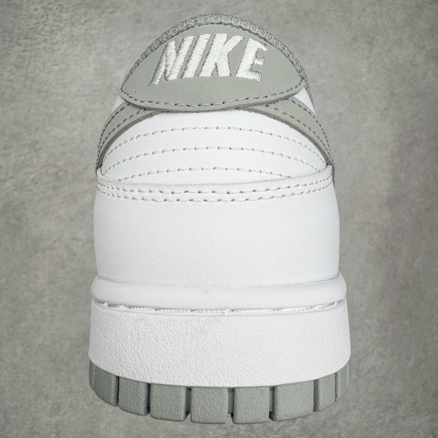 图片[8]-＃YC纯原 NK Dunk Low 暮云 WG0528-095 此款以极简白为基底，高级皮革肌理细腻包裹，搭配柔雾般朦胧的暮云灰Swoosh，犹如晨光未尽，暮色初染。鞋侧镌刻破碎感英文字样，诠释定制级设计态度，细节之处皆是个性的暗语。灰与白的交响，既沉稳又不失活力，踏破常规，以灰度定义高级。定制系列天花板 无原鞋不开发 全系列得物原鞋一比一校对开发 配色持续更新中 终端对接 优势输出 全套原厂楦头原纸板数据档案倾力打造 原汁原味莞产 极致还原 圈内最强针车工艺 高端零售指定版 广东原厂配套原盒原标 鞋盒分三个尺码段 原厂冲刀 超高清洁度 全鞋零毛边皮料切割 采用原厂百宏鞋带以及原厂百宏织唛舌标 内标可供原厂几率过验 进口原装条纹中底布 四线拉帮白色点胶 原厂拉帮手法遵循公司 原厂电绣 极致还原 尺码：36 36.5 37.5 38 38.5 39 40 40.5 41 42 42.5 43 44 44.5 45 46-选品中心