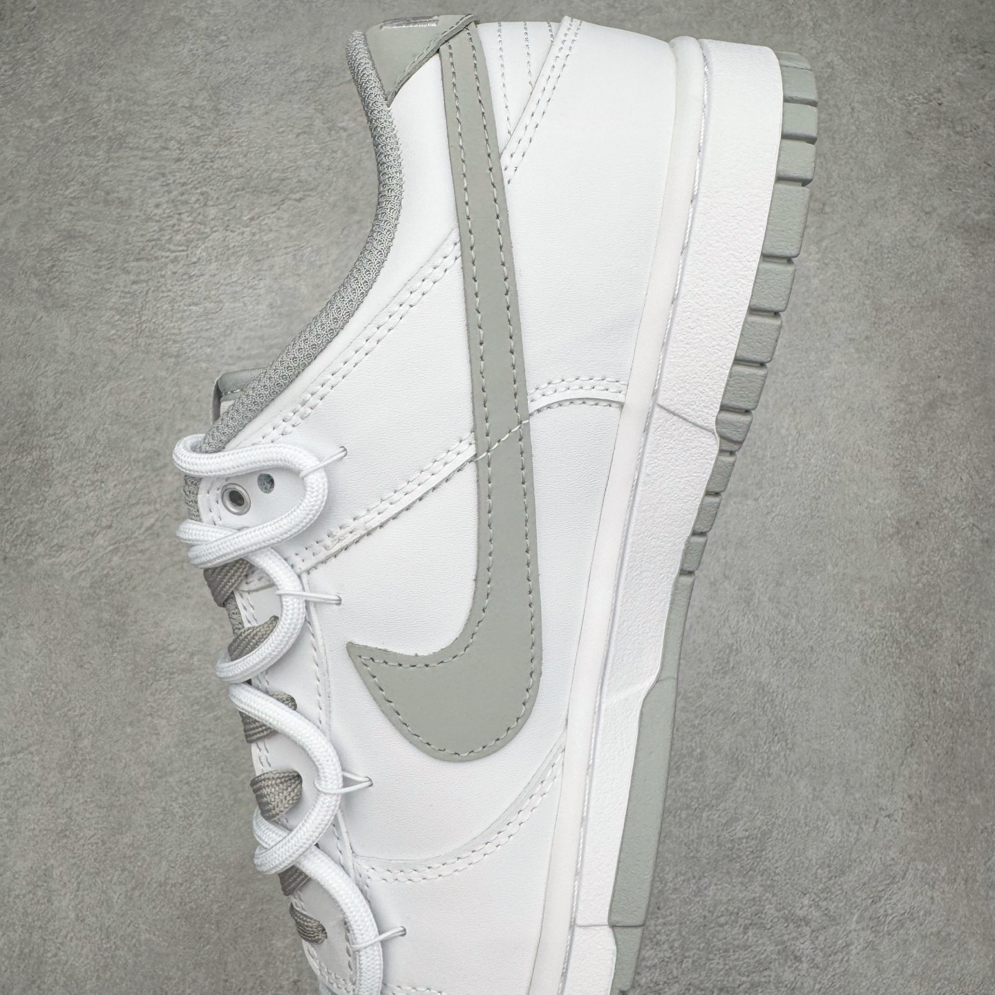 图片[7]-＃YC纯原 NK Dunk Low 暮云 WG0528-095 此款以极简白为基底，高级皮革肌理细腻包裹，搭配柔雾般朦胧的暮云灰Swoosh，犹如晨光未尽，暮色初染。鞋侧镌刻破碎感英文字样，诠释定制级设计态度，细节之处皆是个性的暗语。灰与白的交响，既沉稳又不失活力，踏破常规，以灰度定义高级。定制系列天花板 无原鞋不开发 全系列得物原鞋一比一校对开发 配色持续更新中 终端对接 优势输出 全套原厂楦头原纸板数据档案倾力打造 原汁原味莞产 极致还原 圈内最强针车工艺 高端零售指定版 广东原厂配套原盒原标 鞋盒分三个尺码段 原厂冲刀 超高清洁度 全鞋零毛边皮料切割 采用原厂百宏鞋带以及原厂百宏织唛舌标 内标可供原厂几率过验 进口原装条纹中底布 四线拉帮白色点胶 原厂拉帮手法遵循公司 原厂电绣 极致还原 尺码：36 36.5 37.5 38 38.5 39 40 40.5 41 42 42.5 43 44 44.5 45 46-选品中心