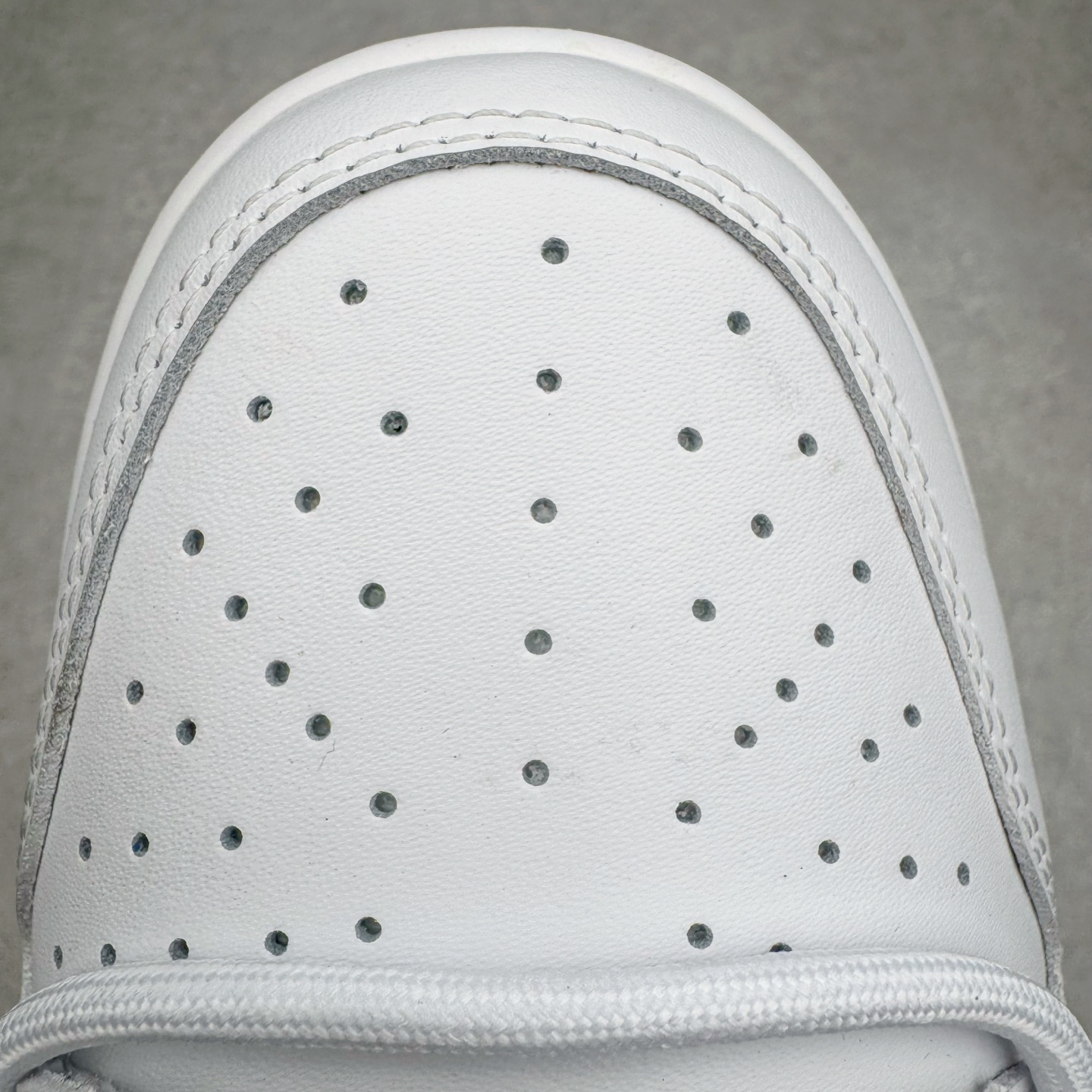 图片[14]-＃YC纯原 NK Dunk Low 暮云 WG0528-095 此款以极简白为基底，高级皮革肌理细腻包裹，搭配柔雾般朦胧的暮云灰Swoosh，犹如晨光未尽，暮色初染。鞋侧镌刻破碎感英文字样，诠释定制级设计态度，细节之处皆是个性的暗语。灰与白的交响，既沉稳又不失活力，踏破常规，以灰度定义高级。定制系列天花板 无原鞋不开发 全系列得物原鞋一比一校对开发 配色持续更新中 终端对接 优势输出 全套原厂楦头原纸板数据档案倾力打造 原汁原味莞产 极致还原 圈内最强针车工艺 高端零售指定版 广东原厂配套原盒原标 鞋盒分三个尺码段 原厂冲刀 超高清洁度 全鞋零毛边皮料切割 采用原厂百宏鞋带以及原厂百宏织唛舌标 内标可供原厂几率过验 进口原装条纹中底布 四线拉帮白色点胶 原厂拉帮手法遵循公司 原厂电绣 极致还原 尺码：36 36.5 37.5 38 38.5 39 40 40.5 41 42 42.5 43 44 44.5 45 46-选品中心