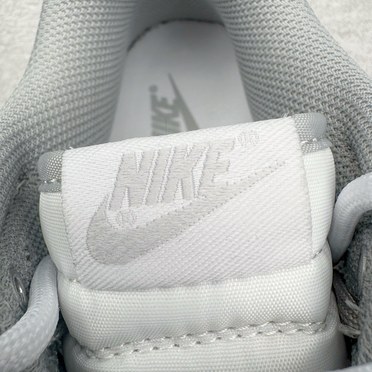 图片[13]-＃YC纯原 NK Dunk Low 暮云 WG0528-095 此款以极简白为基底，高级皮革肌理细腻包裹，搭配柔雾般朦胧的暮云灰Swoosh，犹如晨光未尽，暮色初染。鞋侧镌刻破碎感英文字样，诠释定制级设计态度，细节之处皆是个性的暗语。灰与白的交响，既沉稳又不失活力，踏破常规，以灰度定义高级。定制系列天花板 无原鞋不开发 全系列得物原鞋一比一校对开发 配色持续更新中 终端对接 优势输出 全套原厂楦头原纸板数据档案倾力打造 原汁原味莞产 极致还原 圈内最强针车工艺 高端零售指定版 广东原厂配套原盒原标 鞋盒分三个尺码段 原厂冲刀 超高清洁度 全鞋零毛边皮料切割 采用原厂百宏鞋带以及原厂百宏织唛舌标 内标可供原厂几率过验 进口原装条纹中底布 四线拉帮白色点胶 原厂拉帮手法遵循公司 原厂电绣 极致还原 尺码：36 36.5 37.5 38 38.5 39 40 40.5 41 42 42.5 43 44 44.5 45 46-选品中心