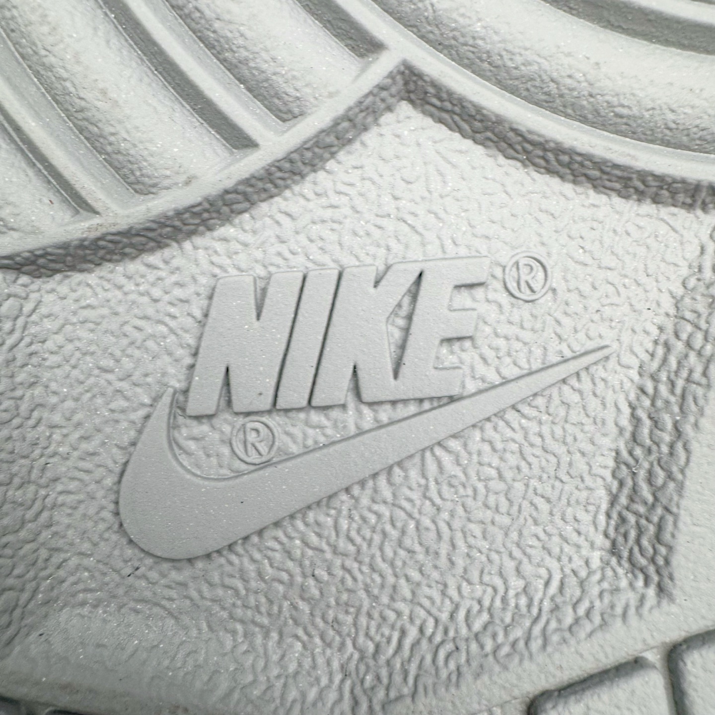 图片[19]-＃YC纯原 NK Dunk Low 暮云 WG0528-095 此款以极简白为基底，高级皮革肌理细腻包裹，搭配柔雾般朦胧的暮云灰Swoosh，犹如晨光未尽，暮色初染。鞋侧镌刻破碎感英文字样，诠释定制级设计态度，细节之处皆是个性的暗语。灰与白的交响，既沉稳又不失活力，踏破常规，以灰度定义高级。定制系列天花板 无原鞋不开发 全系列得物原鞋一比一校对开发 配色持续更新中 终端对接 优势输出 全套原厂楦头原纸板数据档案倾力打造 原汁原味莞产 极致还原 圈内最强针车工艺 高端零售指定版 广东原厂配套原盒原标 鞋盒分三个尺码段 原厂冲刀 超高清洁度 全鞋零毛边皮料切割 采用原厂百宏鞋带以及原厂百宏织唛舌标 内标可供原厂几率过验 进口原装条纹中底布 四线拉帮白色点胶 原厂拉帮手法遵循公司 原厂电绣 极致还原 尺码：36 36.5 37.5 38 38.5 39 40 40.5 41 42 42.5 43 44 44.5 45 46-选品中心