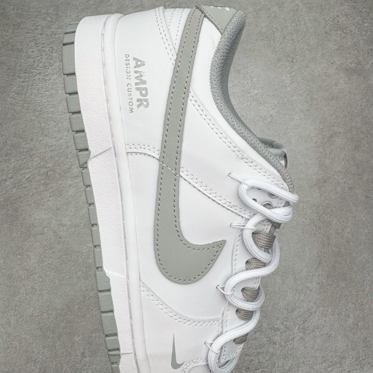 图片[6]-＃YC纯原 NK Dunk Low 暮云 WG0528-095 此款以极简白为基底，高级皮革肌理细腻包裹，搭配柔雾般朦胧的暮云灰Swoosh，犹如晨光未尽，暮色初染。鞋侧镌刻破碎感英文字样，诠释定制级设计态度，细节之处皆是个性的暗语。灰与白的交响，既沉稳又不失活力，踏破常规，以灰度定义高级。定制系列天花板 无原鞋不开发 全系列得物原鞋一比一校对开发 配色持续更新中 终端对接 优势输出 全套原厂楦头原纸板数据档案倾力打造 原汁原味莞产 极致还原 圈内最强针车工艺 高端零售指定版 广东原厂配套原盒原标 鞋盒分三个尺码段 原厂冲刀 超高清洁度 全鞋零毛边皮料切割 采用原厂百宏鞋带以及原厂百宏织唛舌标 内标可供原厂几率过验 进口原装条纹中底布 四线拉帮白色点胶 原厂拉帮手法遵循公司 原厂电绣 极致还原 尺码：36 36.5 37.5 38 38.5 39 40 40.5 41 42 42.5 43 44 44.5 45 46-选品中心