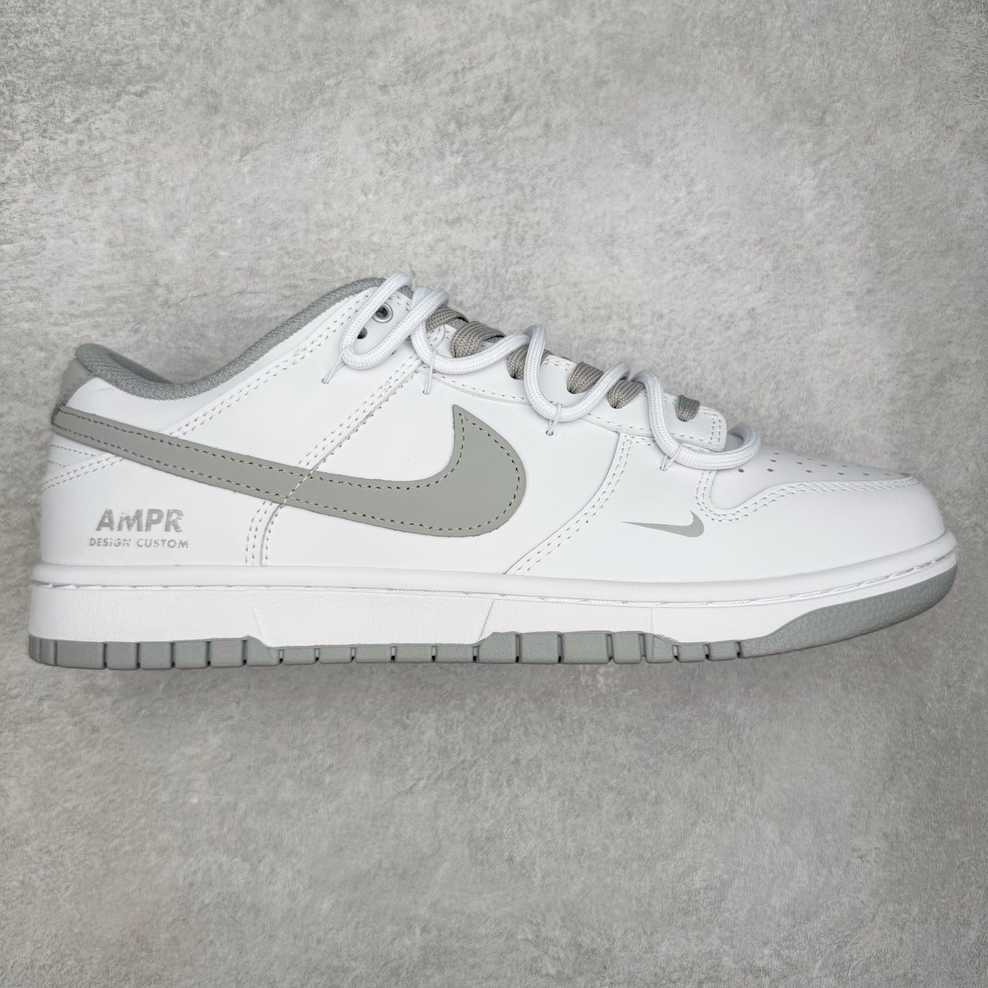 ＃YC纯原 NK Dunk Low 暮云 WG0528-095 此款以极简白为基底，高级皮革肌理细腻包裹，搭配柔雾般朦胧的暮云灰Swoosh，犹如晨光未尽，暮色初染。鞋侧镌刻破碎感英文字样，诠释定制级设计态度，细节之处皆是个性的暗语。灰与白的交响，既沉稳又不失活力，踏破常规，以灰度定义高级。定制系列天花板 无原鞋不开发 全系列得物原鞋一比一校对开发 配色持续更新中 终端对接 优势输出 全套原厂楦头原纸板数据档案倾力打造 原汁原味莞产 极致还原 圈内最强针车工艺 高端零售指定版 广东原厂配套原盒原标 鞋盒分三个尺码段 原厂冲刀 超高清洁度 全鞋零毛边皮料切割 采用原厂百宏鞋带以及原厂百宏织唛舌标 内标可供原厂几率过验 进口原装条纹中底布 四线拉帮白色点胶 原厂拉帮手法遵循公司 原厂电绣 极致还原 尺码：36 36.5 37.5 38 38.5 39 40 40.5 41 42 42.5 43 44 44.5 45 46-选品中心