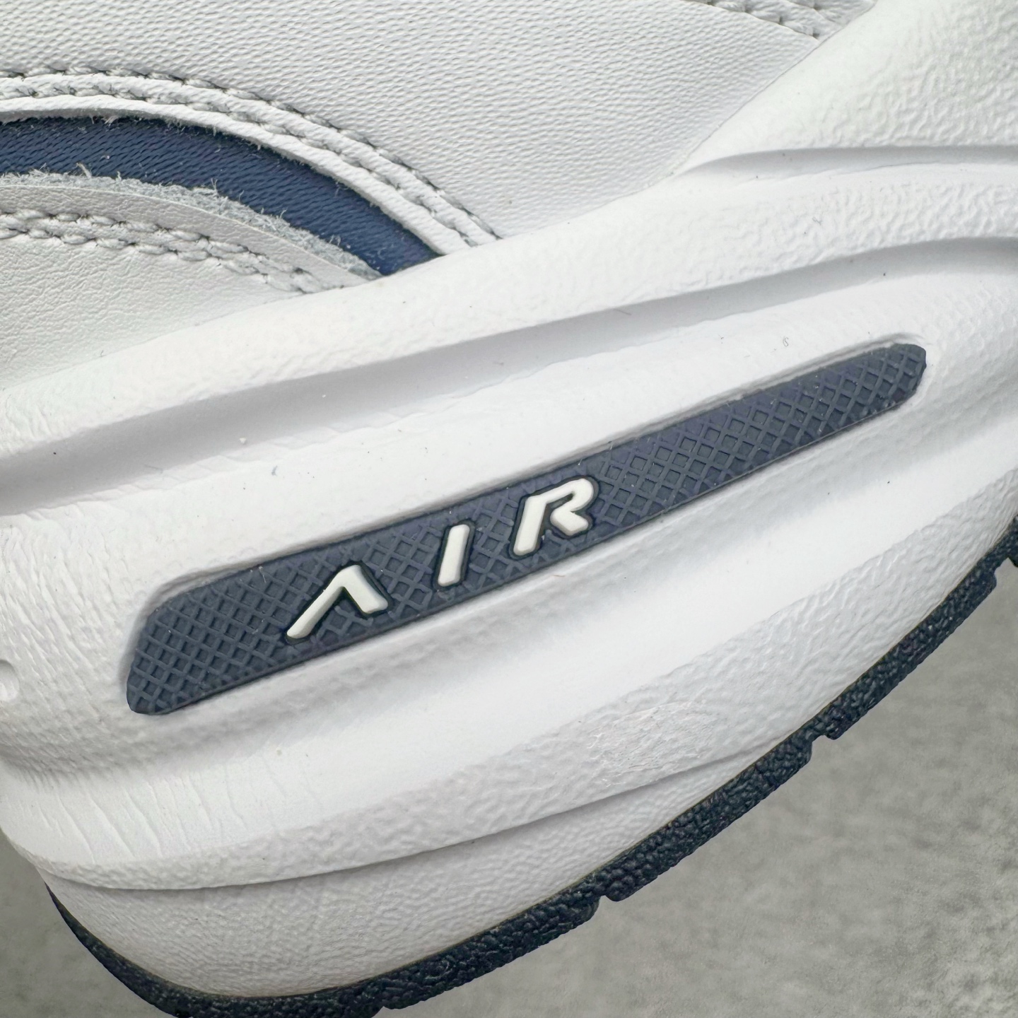 图片[18]-＃奥莱订单福利 NK Air Monarch IV M2K Tekno 复古运动老爹鞋 白蓝 货号：415445-102 独家渠道 市面未流通批次 奥莱直播间499 599一样的东西 碾压市面现存所有版本 公司一样的东西 超值回馈 帮你省钱 复古潮流优质皮革打造鞋面 夸张流线极符 风靡老爹元素 外形延续当下潮流得未来感老爹鞋 设计干净配色风格也带有浓郁的复古感受 极为独特 尺码：36 36.5 37.5 38 38.5 39 40 40.5 41 42 42.5 43 44 44.5-选品中心