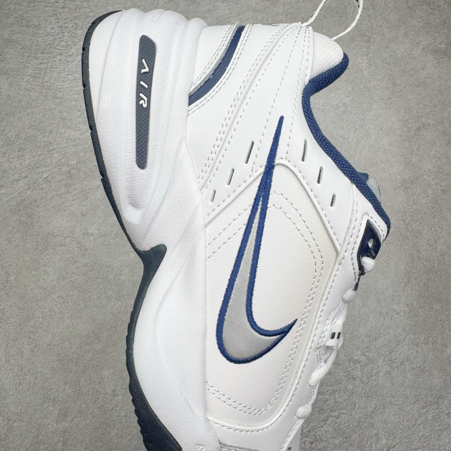 图片[6]-＃奥莱订单福利 NK Air Monarch IV M2K Tekno 复古运动老爹鞋 白蓝 货号：415445-102 独家渠道 市面未流通批次 奥莱直播间499 599一样的东西 碾压市面现存所有版本 公司一样的东西 超值回馈 帮你省钱 复古潮流优质皮革打造鞋面 夸张流线极符 风靡老爹元素 外形延续当下潮流得未来感老爹鞋 设计干净配色风格也带有浓郁的复古感受 极为独特 尺码：36 36.5 37.5 38 38.5 39 40 40.5 41 42 42.5 43 44 44.5-选品中心