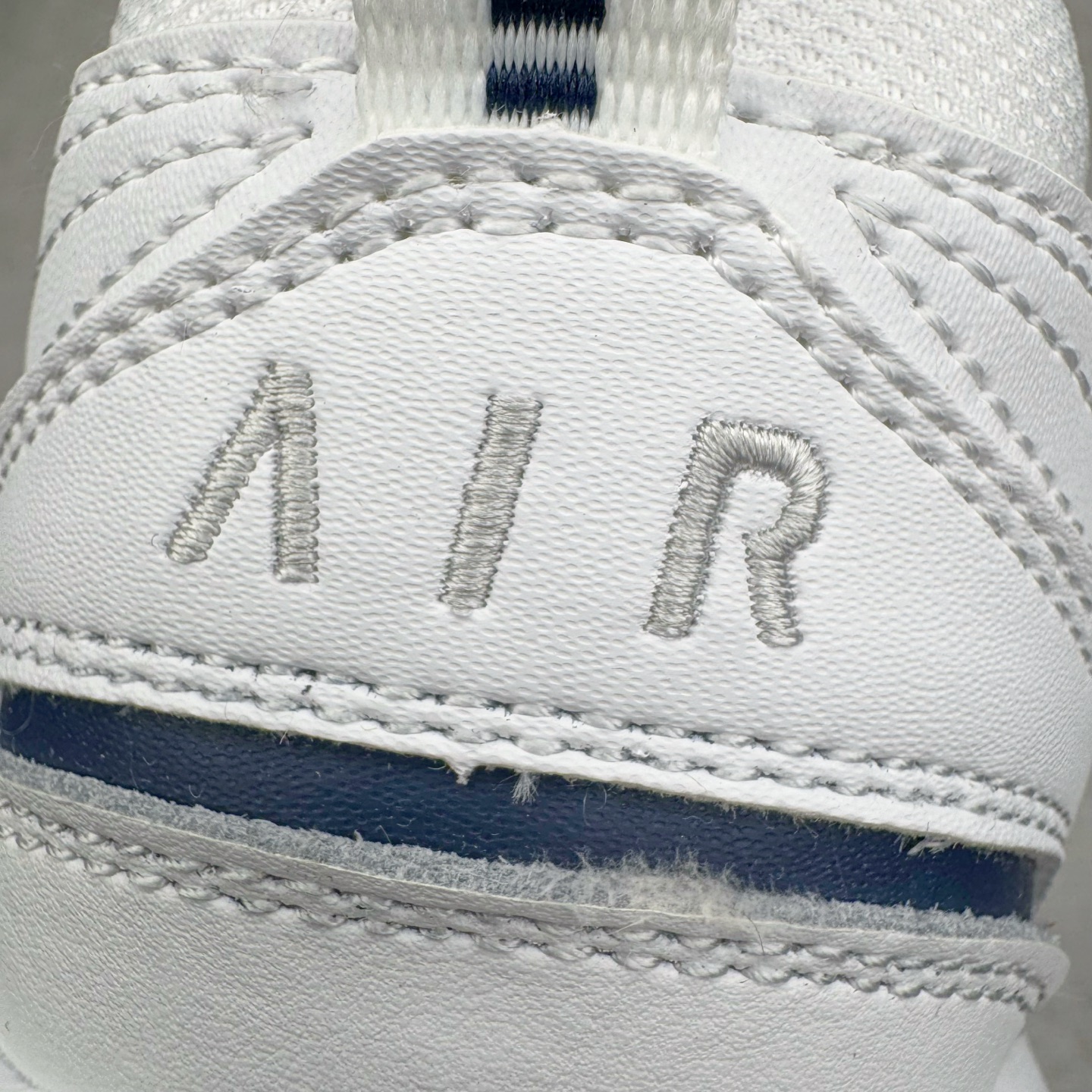 图片[20]-＃奥莱订单福利 NK Air Monarch IV M2K Tekno 复古运动老爹鞋 白蓝 货号：415445-102 独家渠道 市面未流通批次 奥莱直播间499 599一样的东西 碾压市面现存所有版本 公司一样的东西 超值回馈 帮你省钱 复古潮流优质皮革打造鞋面 夸张流线极符 风靡老爹元素 外形延续当下潮流得未来感老爹鞋 设计干净配色风格也带有浓郁的复古感受 极为独特 尺码：36 36.5 37.5 38 38.5 39 40 40.5 41 42 42.5 43 44 44.5-选品中心