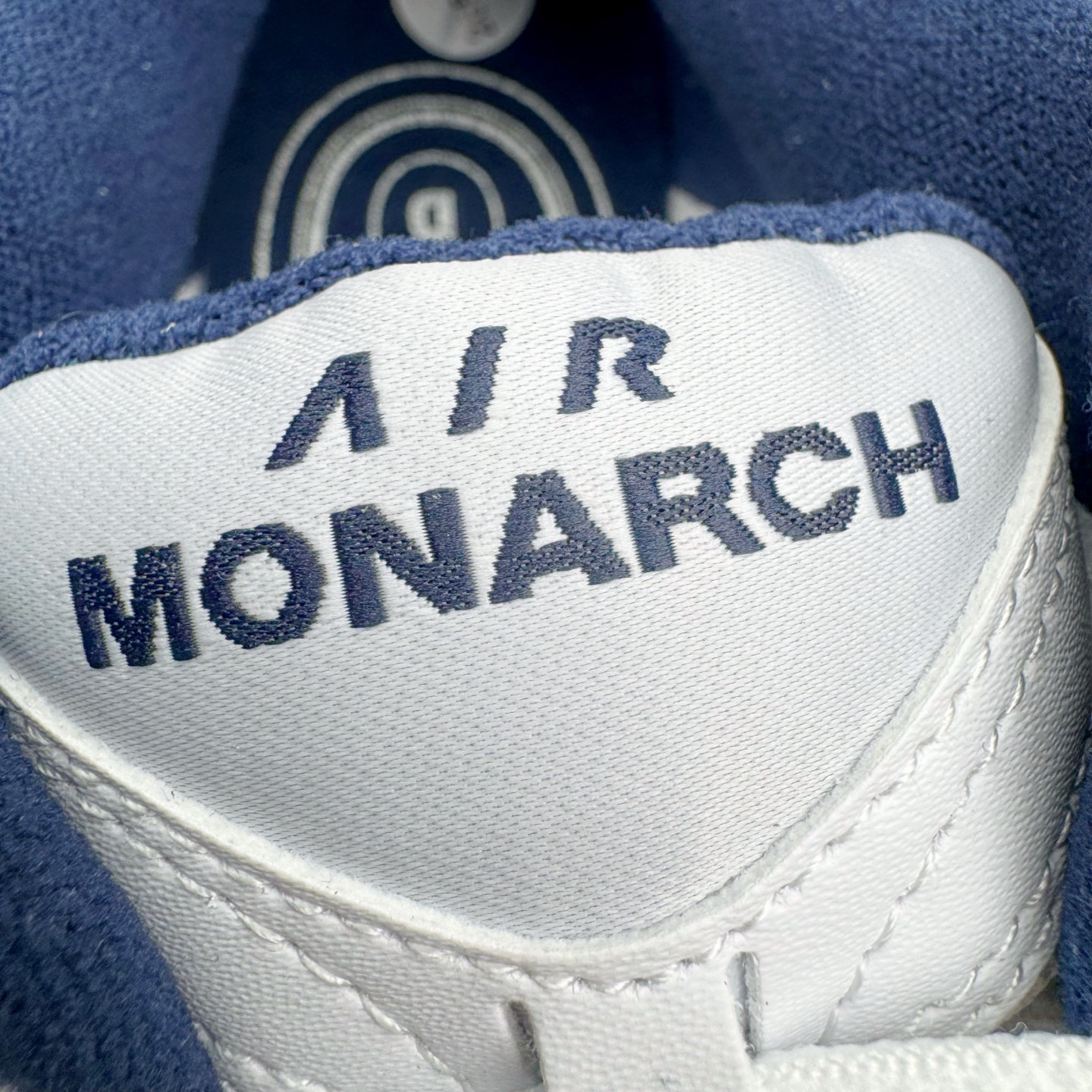 图片[13]-＃奥莱订单福利 NK Air Monarch IV M2K Tekno 复古运动老爹鞋 白蓝 货号：415445-102 独家渠道 市面未流通批次 奥莱直播间499 599一样的东西 碾压市面现存所有版本 公司一样的东西 超值回馈 帮你省钱 复古潮流优质皮革打造鞋面 夸张流线极符 风靡老爹元素 外形延续当下潮流得未来感老爹鞋 设计干净配色风格也带有浓郁的复古感受 极为独特 尺码：36 36.5 37.5 38 38.5 39 40 40.5 41 42 42.5 43 44 44.5-选品中心