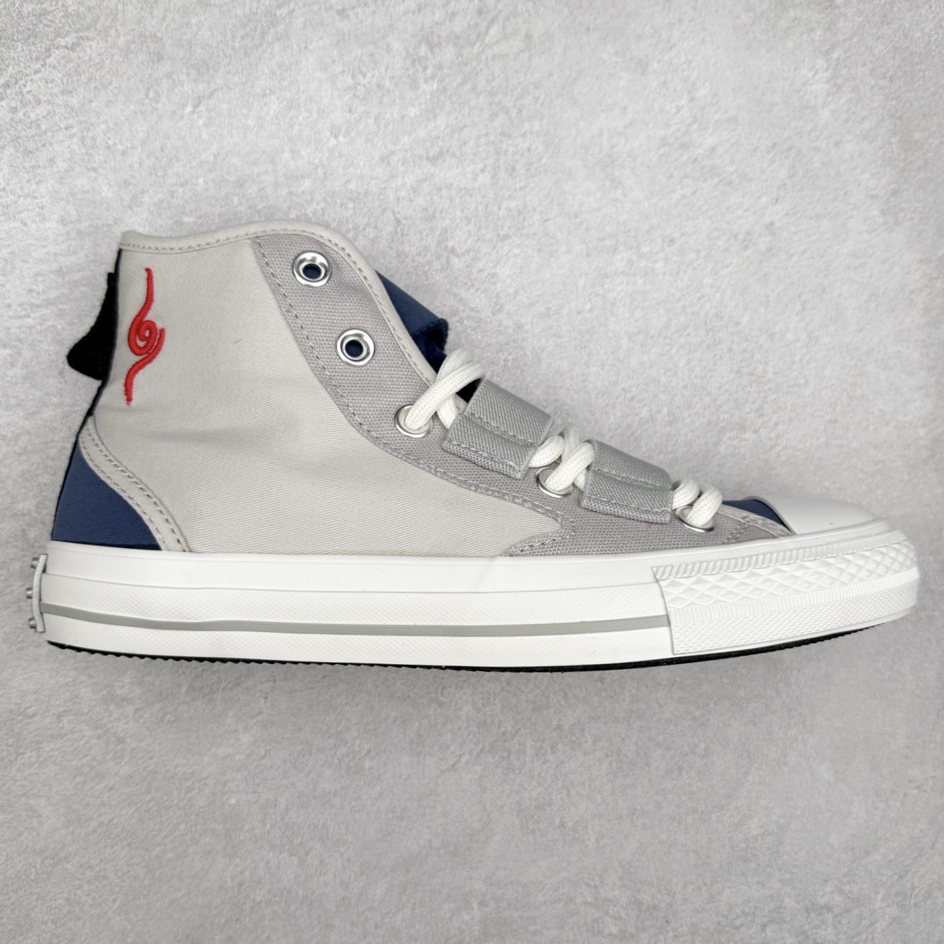 火影忍者 x Converse Chuck Taylor All Star 灰色 匡威联名 舒适休闲高帮帆布鞋 「鸣人」配色采用标志性的橙色，鞋身印有其腹部的八卦封印图案，黑色鞋舌配黄色内衬，还原经典服装，后跟金属木叶村徽，暗藏忍者星浮雕。 每款联名均将传统All Star徽标替换为3D金属手里剑徽章，后跟护条则设计成各角色护额造型。 货号：A14836C 尺码：35 36 36.5 37 37.5 38 39 39.5 40 41 41.5 42 42.5 43 44-选品中心