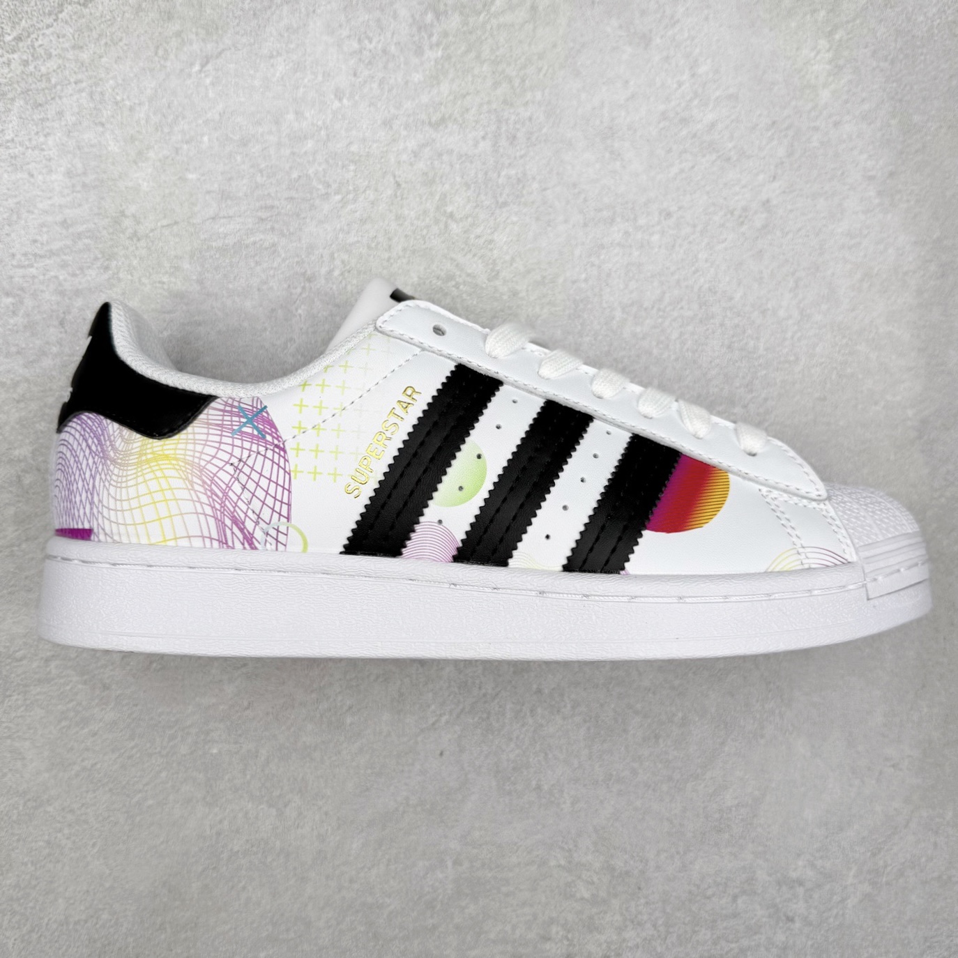 AD Originals Superstar 经典复古贝壳头板鞋 EG4958 诞生于1969年 是第一双将全皮面鞋 身与橡胶鞋头结合在一起的低帮篮球鞋 Superstar最开始 是作为高帮篮球鞋Pro Model的低帮版本而出现的 但因为其独特和醒目的橡胶鞋头造型而让大家熟知 被大家形象地称为\\\