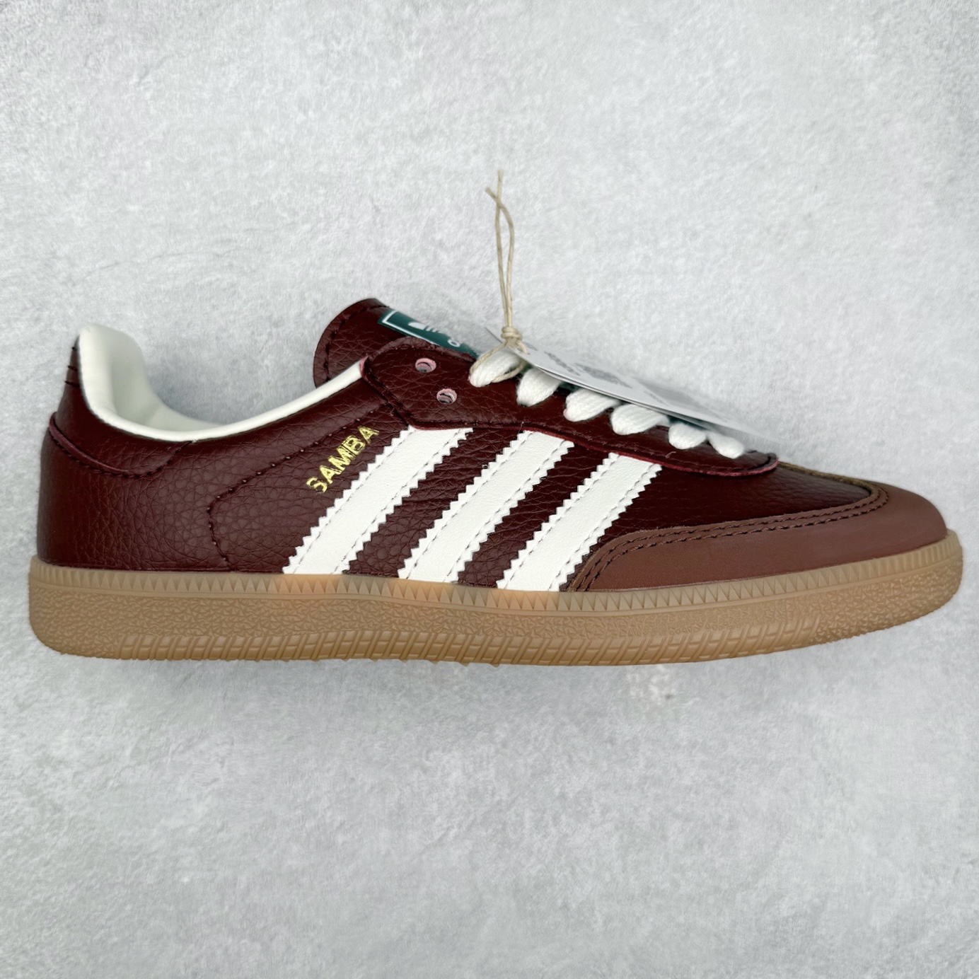 AD Original Samba OG 复古经典轻便板鞋 JR0892 口碑大厂出品 品控大底版型不断改良更新 全套原纸板楦头开发 确保原汁原味 完美呈现桑巴版型 一比一鞋头弧度高度鞋身弧度 此版本只针对中端市场 皮料材质有所更替 其他数据细节工艺流程均保持一致 绝不口嗨 细节品控鞋型随意对比 正确烫金高频细节 原装纳米超迁皮料 独家私模橡胶大底 原盒原配 这款桑巴鞋展示了高质量的工艺 带有装饰的超锁缝制和无缝的手感 柔软、柔软的皮革造型和标志性的3条纹完成了精致的外观 正规合身鞋带 鞋面上有绒面鞋垫 橡胶鞋底 享受正畸套筒软感 自50年代首次亮相以来就一直在赢得粉丝的青睐 尺码：35.5 36 36.5 37.5 38 38.5 39 40 40.5 41 42 42.5 43 44 44.5 45-选品中心