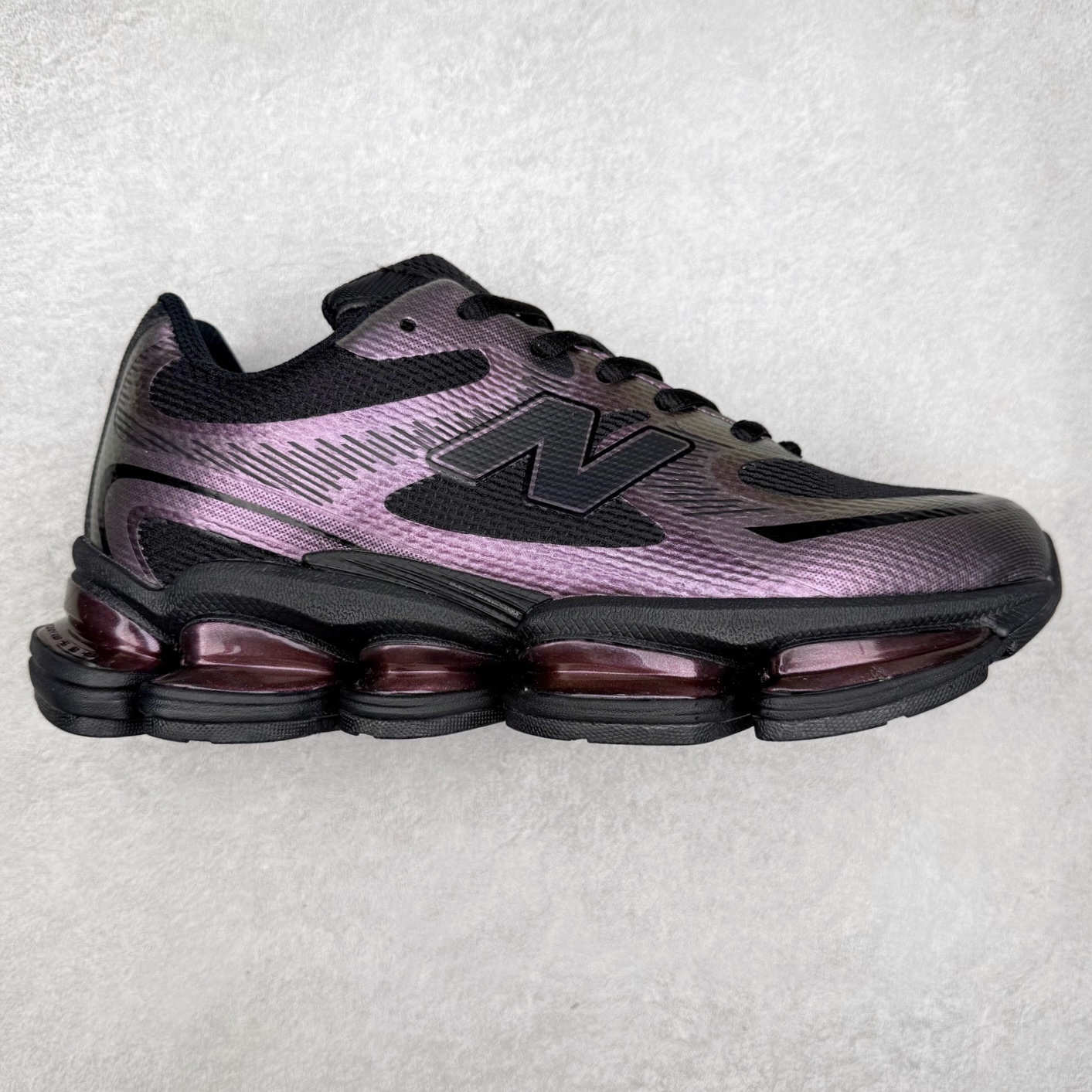 New Balance NB2000 舒适百搭防滑耐磨低帮 休闲跑步鞋 New Balance 在近两年的球鞋市场屡出奇招，在经典鞋型保持进一步增长的同时，推出的每一款新鞋型也都有傲人的战绩。在 327、9060 等鞋型获得成功之后，今天 New Balance 家族又迎来了新鲜血液的注入。这双 New Balance 2000 依然是融合了新旧元素的跑鞋造型，命名为 2000，或许是它的设计理念有着 Y2K 的血统。最大的亮点，在于这双鞋的中底。外侧以五个 ABZORB 单元，带来极具辨识度和冲击力的视觉效果，让这双鞋在外观和脚感方面都颇具吸引力。尺码：36 37 37.5 38 38.5 39 40 40.5 41 42 42.5 43 44 45 46-选品中心