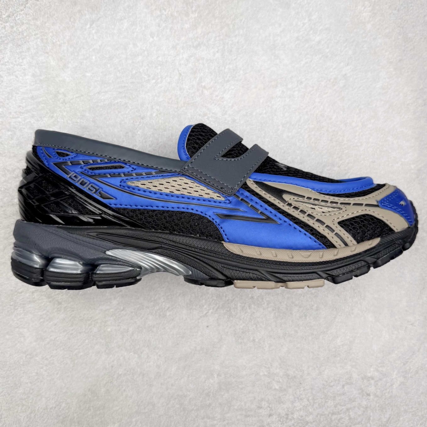 JUNYA WATANABE x New Balance NB 1906R 新百伦联名款舒适百搭防滑低帮生活休闲鞋乐福鞋 Junya Watanabe 和 New Balance 再次联手，推出了全新的合作款——1906 Loafer。这款跨越运动鞋与皮鞋界限的设计。设计将 New Balance 1906R 的技术与经典皮革便鞋的风格完美融合。厚实的鞋底与精致的漆皮鞋面，不仅保留了运动鞋的舒适感，还能轻松驾驭休闲与正式造型。一位国外鞋友对此鞋的评价颇具趣味：“这是开完重要会议后，立马开始 5K 长跑的理想鞋款。”-选品中心