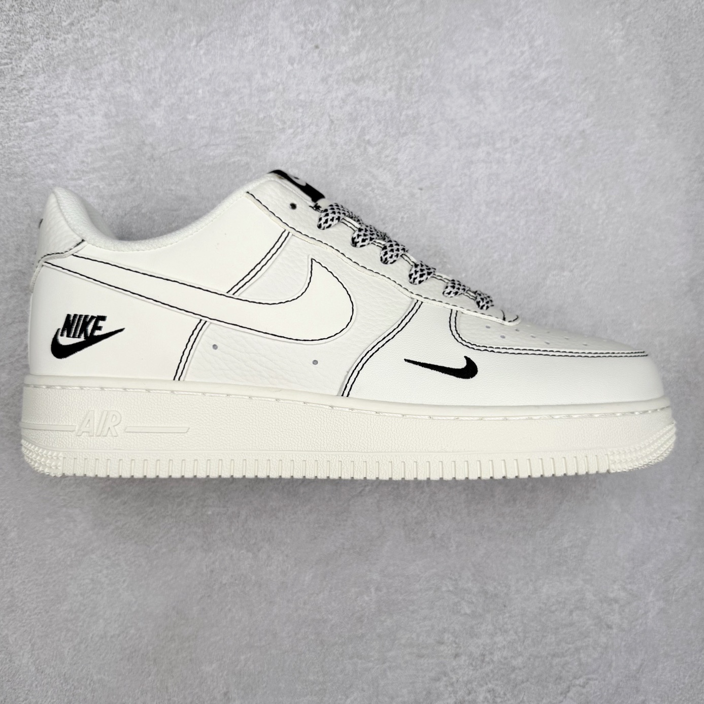 NK Air Force 1´07 Low 空军一号低帮百搭休闲运动板鞋 CS5288-032 柔软、弹性十足的缓震性能和出色的中底设计 横跨复古与现代的外型结合 造就出风靡全球 三十多年的Force 1 直到今天还深受青睐 实拍调校N版已经零色差零失真 百分百还原实物色彩所见即所得 不存在货不对板色差等低级问题 选购参考实物拍摄 不混卖不参货 只用心做好货严格选品 承诺混一赔十 尺码：36 36.5 37.5 38 38.5 39 40 40.5 41 42 42.5 43 44 44.5 45-选品中心